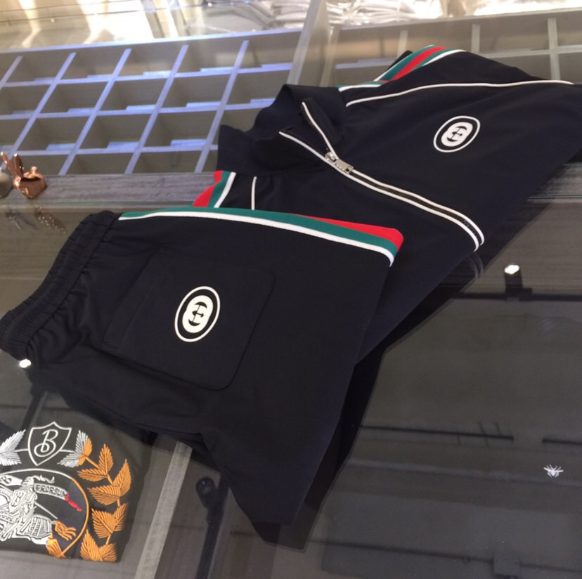 NO:127086,/Set Top details G Home 2025 Spring New Cardigan Set, high-end customization. Original single rude goods, which will make you comfortable and have a great upper body. It uses imported customized high-quality high-quality custom-woven imported elastic cotton fabric!  Breathable and comfortable. Master-level tailoring casual pants, you can't hesitate if you like this simple and atmospheric style. It is handsome and stylish. The upper body style is so good that it has no friends, and it can be perfectly controlled in various occasions!  The slim fit style is comfortable and stylish, without any sense of restraint, and the upper body is elegant and elegant without losing its casual feeling!  Black/white!  Size M~XXXL (model 175/125 catties wear M), gucci, alexander wang19860909/套 上衣细节G家2025春季新款开衫套装,高级定制 原单狠货,让你舒适体验、上身非常的赞 采用进口定制优质高品质定织进口弹力棉面料！透气舒适 大师级别剪裁休闲裤喜欢这种简约大气款就不能犹豫 帅气有格调,上身版型好到没朋友,且各种场合都能完美驾驭！修身版型舒适有型,没有束缚感,上身优雅大气又不失随性的感觉！黑色/白色！尺码M～XXXL（模特175/125斤穿M）,,gucci,alexander wang,Men's clothing