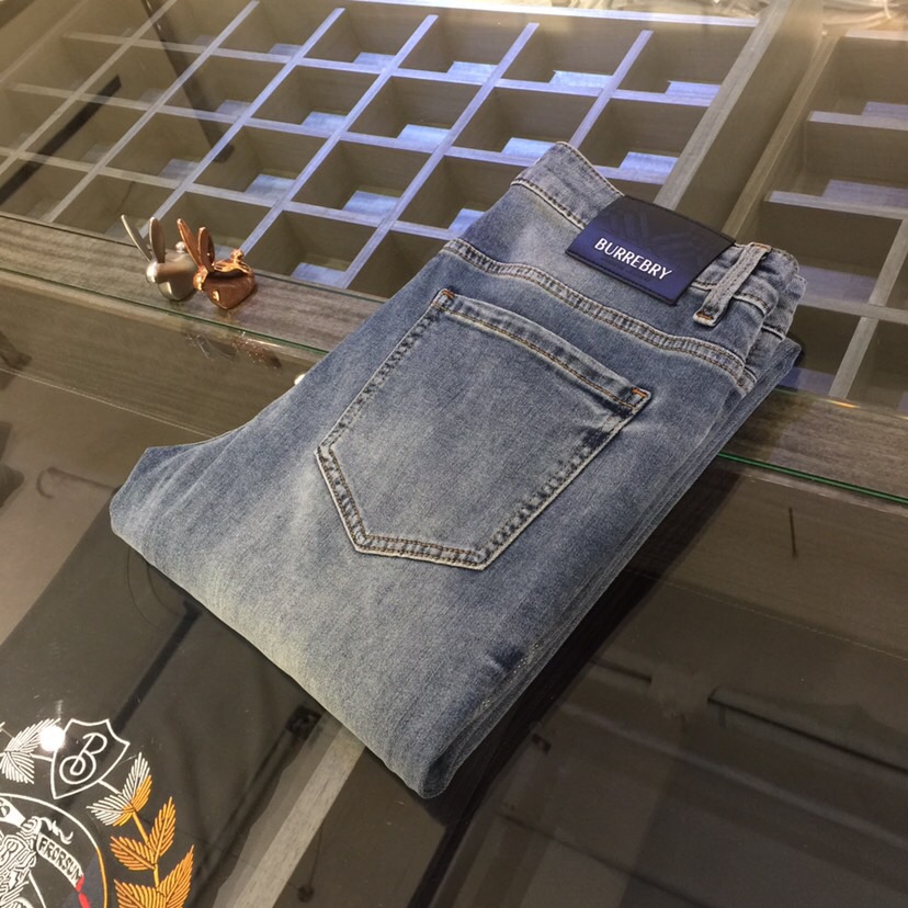 NO:127072,B-home high-end series of trade channels!  European custom version 2025 spring and summer new jeans, the upper body effect is great, original hardware!  Fashionable and stylish. The fabric is pure cotton denim with micro elasticity, comfortable and breathable. It cannot pill. The latest element design in 25 years and the selection of hardware are also selected. The cool men in magazines wear casual shirts and cool casual shoes. They are full of vitality and youthful style. Even if they are older, they are perfectly competent. They are really casual and masculine!  Size 28~3837. (Model 175/125 catties wear 30), jeans,alexander wang19860909B家高端系列贸易渠道货！欧洲定制版 2025春夏新款牛仔裤 上身效果非常的棒 原版五金！时尚而有型 面料是纯棉牛仔布 带微弹性 舒适透气 不会起球 25年最新元素设计 以及五金的选材上也都是精选高等级五金 喜爱杂志中酷酷的男人 穿着休闲衬衣 搭配酷酷休闲鞋 一身活力四射的青春范 即使年纪大点此款也完全可以胜任 真是怎么搭怎么率性男人味十足！尺码28～3837.（模特175/125斤穿30）,,jeans,alexander wang,Men's clothing