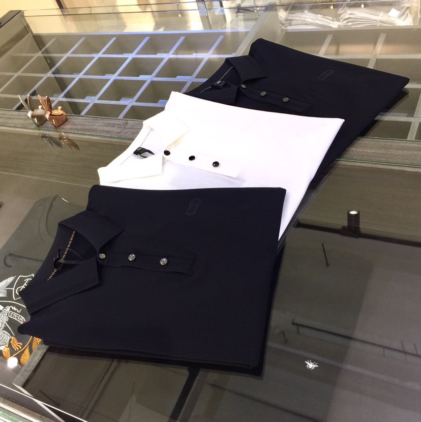 NO:127079,The gospel of Fat Brother of the Phila family is recommended!  The latest series of 2025AW, versatile commuting at work, elegant design, a must-have for business elites!  Use high-weight mulberry silk Yilit blended knitted foot cloth fabric!  Wen Ru is soft, delicate and soft, and the upper body is naturally comfortable. The lapel is a business casual slim fit. It can be worn in both business and leisure, which highlights the overall styling and slim body feel. The overall craftsmanship line is really impeccable. This kind of fashion adds points to urban fashion people and has a more gentlemanly charm!  Black/white/dark blue!  Size M~4XL (model 175/125 catties wear M), alexander wang19860909菲拉家胖哥哥福音重磅推荐！2025AW最新系列 上班通勤百搭 富于优雅的设计感 商务精英必备！采用高克重桑蚕丝伊力特混纺针织起脚布面料！温儒柔软 细腻柔软 上身自然是舒适 翻领商务休闲修身款 无论是商务还是休闲时候都可穿搭 非常的凸显整体的造型感以及修身上身感 整体的工艺车线真的是无可挑剔的 这样的一款时装 无不为都市时尚人士加分 更加的绅士韵味十足范！黑色/白色/深蓝色！尺码M～4XL（模特175/125斤穿M）,,alexander wang,Men's clothing