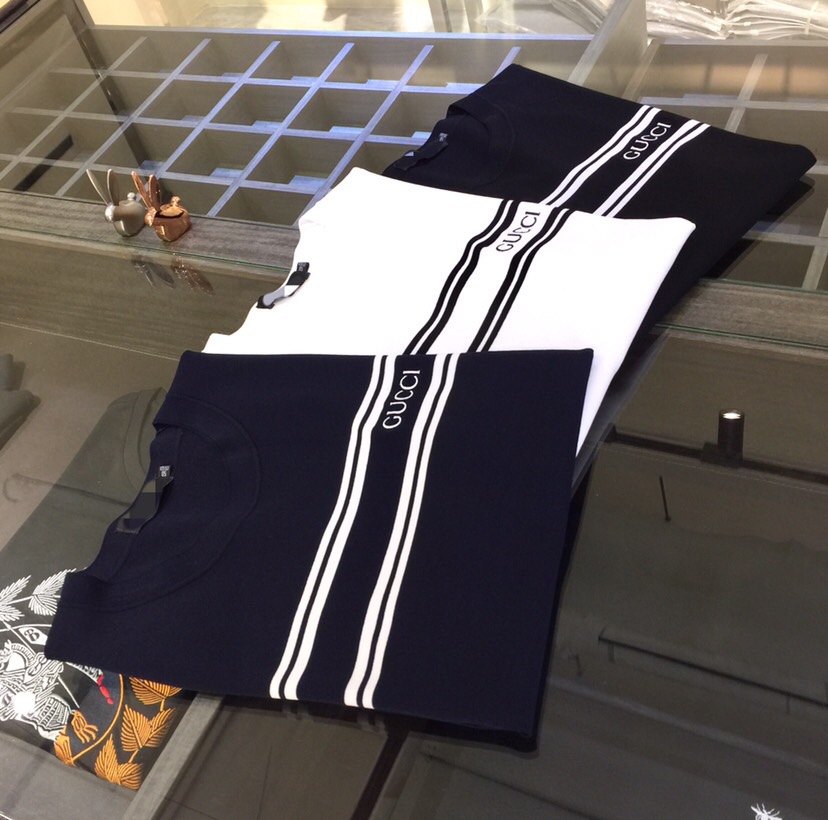 NO:127081,G family’s major recommendation!  The latest series of 2025AW, versatile commuting at work, elegant design, a must-have for business elites!  Use Gaoke Chong Yilit knitted foot cloth fabric!  Wen Ru is soft, delicate and soft, and the upper body is naturally comfortable. The round neck business casual slim fit can be worn both in business and leisure, which highlights the overall styling and slim body feel. The overall craftsmanship line is really impeccable. This kind of lapel fashion adds points to urban fashion people and has a more gentlemanly charm!  Black/white/dark blue!  Size M~XXXL (model 175/125 catties wear M), gucci, alexander wang19860909G家重磅推荐！2025AW最新系列 上班通勤百搭 富于优雅的设计感 商务精英必备！采用高克重伊力特针织起脚布面料！温儒柔软 细腻柔软 上身自然是舒适 圆领商务休闲修身款 无论是商务还是休闲时候都可穿搭 非常的凸显整体的造型感以及修身上身感 整体的工艺车线真的是无可挑剔的 这样的一款翻领时装 无不为都市时尚人士加分 更加的绅士韵味十足范！黑色/白色/深蓝色！尺码M～XXXL（模特175/125斤穿M）,,gucci,alexander wang,Men's clothing