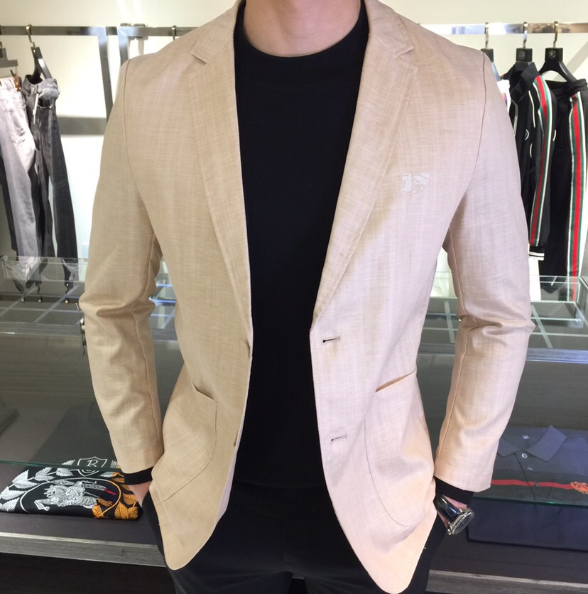 NO:127084,B home 2025ss spring and summer new style, high-end customization, business-style eternal suit style, classic suit collar, 2 buckles, slightly zipped waist, the simplest commuting and casual design!  Because this model is a light and soft commuter outfit, the whole body is more uniform, atmospheric and decent, and it highlights the exquisiteness casually. It uses top-quality custom super soft silky cotton and linen blended fiber fabric, high-density ultra-thin material, skin-friendly and delicate, soft and breathable, super texture, and strong sense of class. Classic and not picky, the color dedicated to men's wardrobe is simple and generous, easy to wear but not picky, and the quality can definitely stand the test. Black/gray/accent!  Size M~XXXL (model 175/125 catties wear M), business suit, alexander wang19860909B家2025ss春夏新款 高级定制 商务风永恒的西装版型 经典西装领,2粒扣,腰部微收,最为简约通勤与休闲设计！因这款主打的是轻薄、柔软的通勤装,整身更为平服,大气得体,随意中凸显精致.采用顶级定制超柔丝滑棉麻混纺纤维面料 高密超薄材质、手感亲肤 细腻舒适 柔软透气,质感超强,档次感强.经典不挑人,男士衣橱专用的颜色 简单大方,好穿不挑人,品质绝对经得起考验.黑色/灰色/杏色！尺码M～XXXL（模特175/125斤穿M）,,business suit,alexander wang,Men's clothing