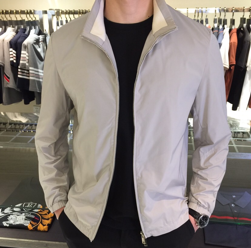 NO:127090,Ze's new spring new product lapel jacket with mature and handsome, clean and neat tailored, elegant and simple lines, and full of urban style!  The low-key and luxurious feeling can be reflected in casual outfits. The customer-supplied high-end high-density nylon fabric has a crisp and drape, a light luster, and a dense and skin-friendly feeling!  Perfect slim fit style, new outfit changes at any time!  Not only is it comfortable to wear, but it is also extremely breathable!  Black/Gray!  Size M~XXXL (model 175/125 catties wear M), Jackets & coats, alexander wang19860909Ze家2025开春新品翻领外套 轻熟帅气 干净利落剪裁 线条大气简约 都市风十足！在随意的装束中都能体现低调奢华感 客供高支高密尼龙面料,挺括垂感相当不错,淡淡光泽,密实感亲肤好！ 完美修身版型 随时变化新装！不仅穿起来很舒服 而且无比透气！黑色/灰色！尺码M～XXXL（模特175/125斤穿M）,,jackets & coats,alexander wang,Men's clothing