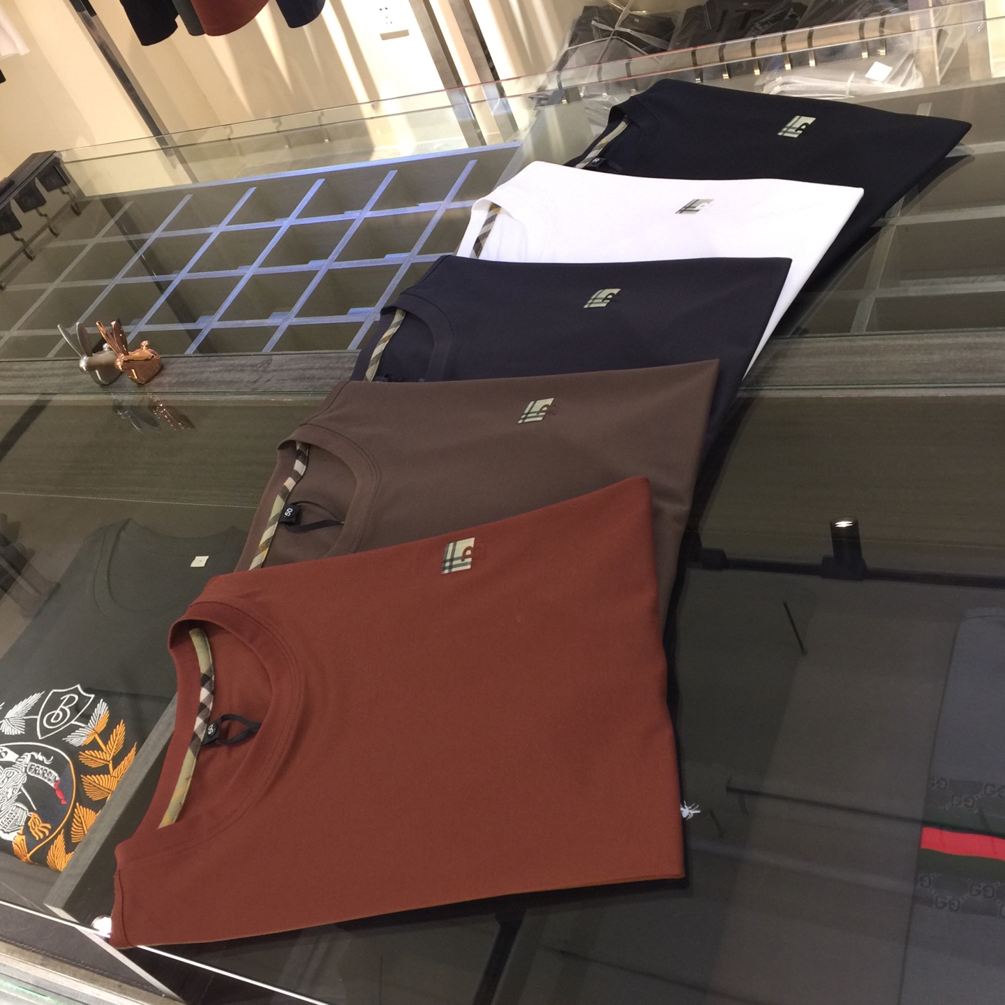 NO:129084,The new summer product of Fat Brother B’s Gospel of Fat Brother in the B family, kill all versions in seconds!  Classic and fashionable versatile round neck short sleeves, exquisite three-dimensional logo design on the chest!  Customized mulberry silk ten-silk super soft fabric. Basic base shirts are indispensable for men's wardrobes. They can be matched with various clothing anytime and anywhere to meet your daily needs. The fabrics and factories we choose are all used by first-tier brands, so we recommend buying them!  Black/white/dark grey/coffee/brown red!  Size M~4XL (model/125 catties wear M), T-shirt, alexander wang19860909B家胖哥哥福音夏季新品 秒杀一切版本！经典时尚百搭圆领短袖 胸前精美立体Logo设计！订制桑蚕丝天丝超柔软面料 男人的衣柜都少不了基础打底衫 随时随地都可以拿来搭配各种服饰 满足您日常生活需求.我们所选择的面料及工厂都是一线品牌所使用的,推荐入手！黑色/白色/深灰色/咖色/褐红色！尺码M～4XL（模特/125斤穿M）,,T-shirt,alexander wang,Men's clothing