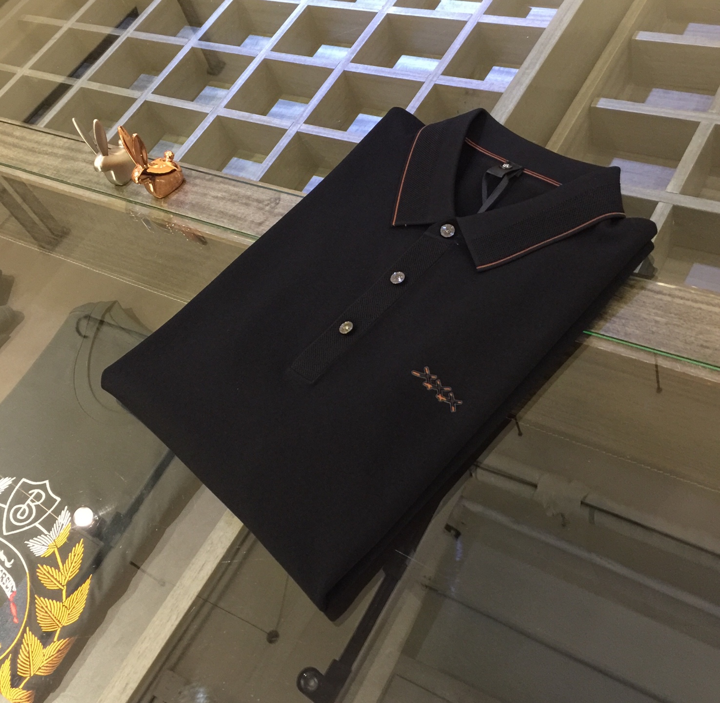 NO:129086,Ze’s popular products have added a big recommendation for the gospel of Fat Brother in black!  The latest series of 2025AW, versatile commuting at work, elegant design, a must-have for business elites!  Use high-weight mulberry silk Yilit blended knitted foot cloth fabric!  Wen Ru is soft, delicate and soft, and the upper body is naturally comfortable. The lapel is a business casual slim fit. It can be worn in both business and leisure, which highlights the overall styling and slim body feel. The overall craftsmanship line is really impeccable. This kind of fashion adds points to urban fashion people and has a more gentlemanly charm!  Black/dark blue/white/coffee/gray green!  Size M～4XL (model/catties wear M), alexander wang19860909Ze家爆款新增黑色胖哥哥福音重磅推荐！2025AW最新系列 上班通勤百搭 富于优雅的设计感 商务精英必备！采用高克重桑蚕丝伊力特混纺针织起脚布面料！温儒柔软 细腻柔软 上身自然是舒适 翻领商务休闲修身款 无论是商务还是休闲时候都可穿搭 非常的凸显整体的造型感以及修身上身感 整体的工艺车线真的是无可挑剔的 这样的一款时装 无不为都市时尚人士加分 更加的绅士韵味十足范！黑色/深蓝色/白色/咖色/灰绿色！尺码M～4XL（模特/斤穿M）,,alexander wang,Men's clothing