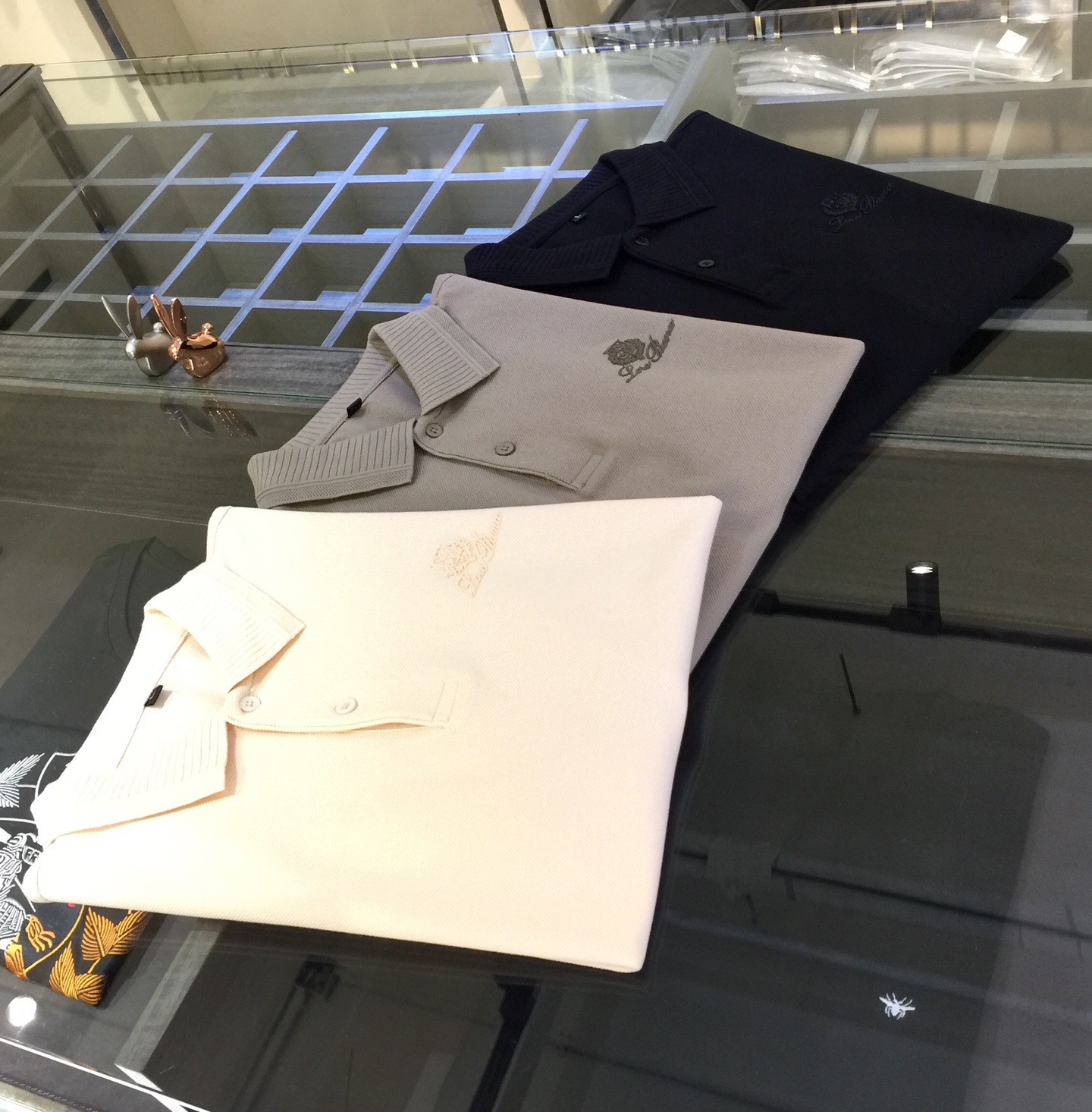 NO:129090,The latest series of LP Fat Brother Gospel 1970AW, versatile commuting to work, elegant design, a must-have for business elites, using Gaoke heavy mercerized cotton fabric, Wen Ru soft, delicate and soft, the upper body is naturally comfortable, lapel business casual slim fit, chest brand logo embroidery design!  You can wear it in business or casual!  It highlights the overall styling and body-slimming feeling. The overall craftsmanship line is really impeccable. This kind of lapel fashion adds points to urban fashion people and has a more gentlemanly charm!  Black/Gray-green/Beige!  Size M～4XL (model/catties wear M), loro piano, alexander wang19860909LP家胖哥哥福音1970AW最新系列 上班通勤百搭 富于优雅的设计感 商务精英必备 采用高克重丝光棉面料 温儒柔软 细腻柔软 上身自然是舒适 翻领商务休闲修身款 胸前品牌Logo刺绣设计！无论是商务还是休闲时候都可穿搭！非常的凸显整体的造型感以及修身上身感 整体的工艺车线真的是无可挑剔的 这样的一款翻领时装 无不为都市时尚人士加分 更加的绅士韵味十足范！黑色/灰绿色/米色！尺码M～4XL（模特/斤穿M）,,loro piana,alexander wang,Men's clothing