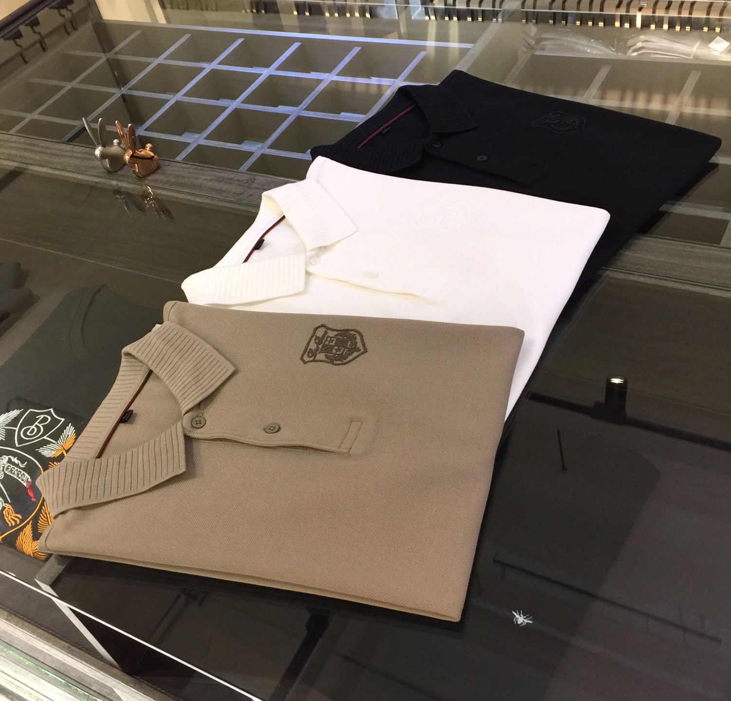 NO:129091,The latest series of LP Fat Brother Gospel 1970AW, versatile commuting to work, elegant design, a must-have for business elites, using Gaoke heavy mercerized cotton fabric, Wen Ru soft, delicate and soft, the upper body is naturally comfortable, lapel business casual slim fit, chest brand logo embroidery design!  You can wear it in business or casual!  It highlights the overall styling and body-slimming feeling. The overall craftsmanship line is really impeccable. This kind of lapel fashion adds points to urban fashion people and has a more gentlemanly charm!  Black/white/gray green!  Size M～4XL (model/catties wear M), loro piano, alexander wang19860909LP家胖哥哥福音1970AW最新系列 上班通勤百搭 富于优雅的设计感 商务精英必备 采用高克重丝光棉面料 温儒柔软 细腻柔软 上身自然是舒适 翻领商务休闲修身款 胸前品牌Logo刺绣设计！无论是商务还是休闲时候都可穿搭！非常的凸显整体的造型感以及修身上身感 整体的工艺车线真的是无可挑剔的 这样的一款翻领时装 无不为都市时尚人士加分 更加的绅士韵味十足范！黑色/白色/灰绿色！尺码M～4XL（模特/斤穿M）,,loro piana,alexander wang,Men's clothing