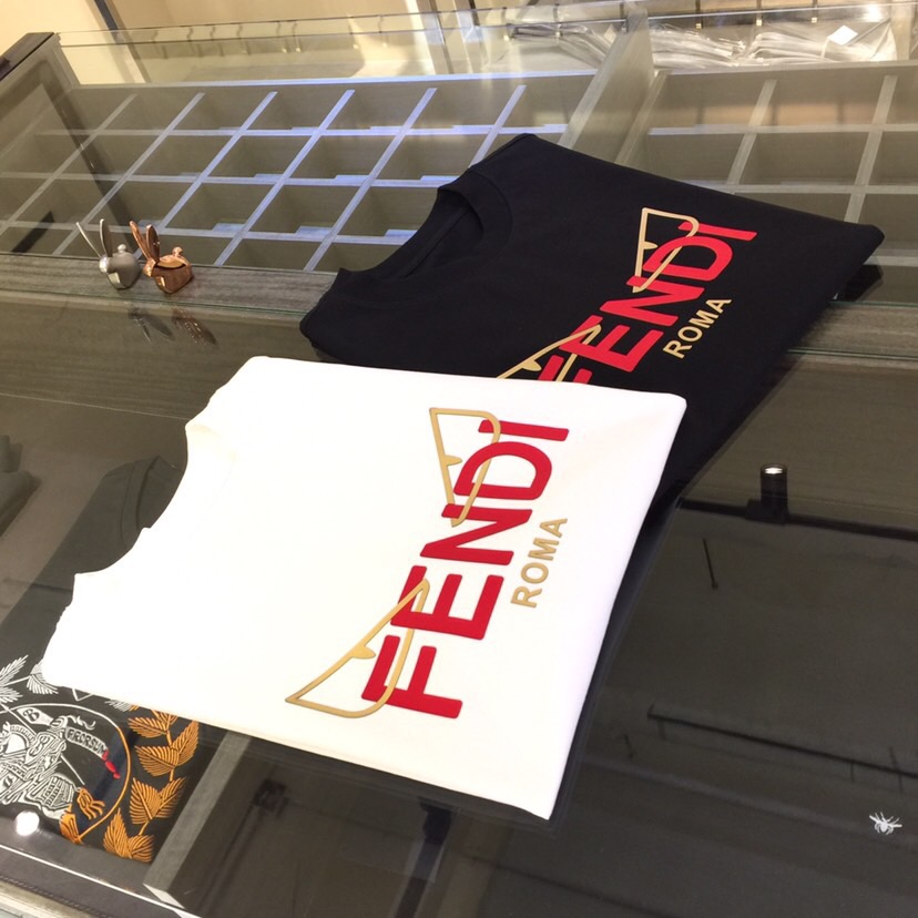 NO:129096,F family Fat Brother Gospel Summer New Product, Snatch All Versions in a flash!  Classic and fashionable versatile round neck short sleeves!  Customized Ketian Silk Cotton fabric, soft and delicate fabric, can be used to match various clothing anytime and anywhere to meet your daily life needs. The fabrics and factories we choose are all used by first-tier brands, so we recommend buying them!  Black/white!  Size S~XXXL (model/125 catties wear M), fendi, T-shirt, alexander wang19860909F家胖哥哥福音夏季新品 秒杀一切版本！经典时尚百搭圆领短袖！订制克天丝棉面料 面料柔软细腻 随时随地都可以拿来搭配各种服饰 满足您日常生活需求.我们所选择的面料及工厂都是一线品牌所使用的,推荐入手！黑色/白色！尺码S～XXXL（模特/125斤穿M）,,fendi,T-shirt,alexander wang,Men's clothing