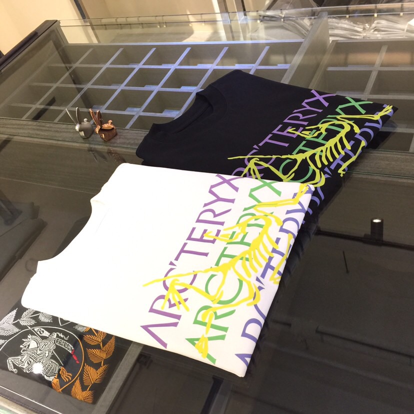 NO:129099,The new summer product of Fat Brother Gospel, kill all versions in seconds!  Classic and fashionable versatile round neck short sleeves!  Customized Ketian Silk Cotton fabric, soft and delicate fabric, can be used to match various clothing anytime and anywhere to meet your daily life needs. The fabrics and factories we choose are all used by first-tier brands, so we recommend buying them!  Black/white!  Size S~XXXL (model/125 catties wear M), T-shirt, alexander wang19860909始胖哥哥福音夏季新品 秒杀一切版本！经典时尚百搭圆领短袖！订制克天丝棉面料 面料柔软细腻 随时随地都可以拿来搭配各种服饰 满足您日常生活需求.我们所选择的面料及工厂都是一线品牌所使用的,推荐入手！黑色/白色！尺码S～XXXL（模特/125斤穿M）,,T-shirt,alexander wang,Men's clothing