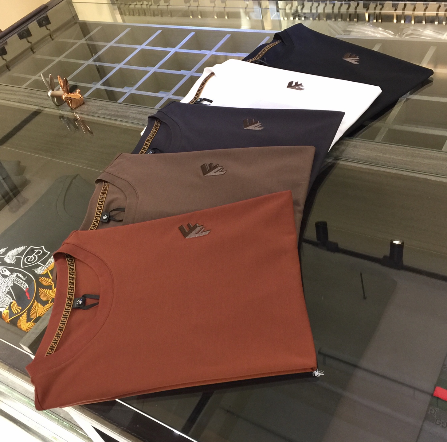 NO:129102,F family Fat Brother Gospel Summer New Product, Snatch All Versions in a flash!  Classic and fashionable versatile round neck short sleeves, exquisite three-dimensional logo design on the chest!  Customized mulberry silk ten-silk super soft fabric. Basic base shirts are indispensable for men's wardrobes. They can be matched with various clothing anytime and anywhere to meet your daily needs. The fabrics and factories we choose are all used by first-tier brands, so we recommend buying them!  Black/white/dark grey/coffee/brown red!  Size M~4XL (model/125 catties wear M), fendi, T-shirt, alexander wang19860909F家胖哥哥福音夏季新品 秒杀一切版本！经典时尚百搭圆领短袖 胸前精美立体Logo设计！订制桑蚕丝天丝超柔软面料 男人的衣柜都少不了基础打底衫 随时随地都可以拿来搭配各种服饰 满足您日常生活需求.我们所选择的面料及工厂都是一线品牌所使用的,推荐入手！黑色/白色/深灰色/咖色/褐红色！尺码M～4XL（模特/125斤穿M）,,fendi,T-shirt,alexander wang,Men's clothing