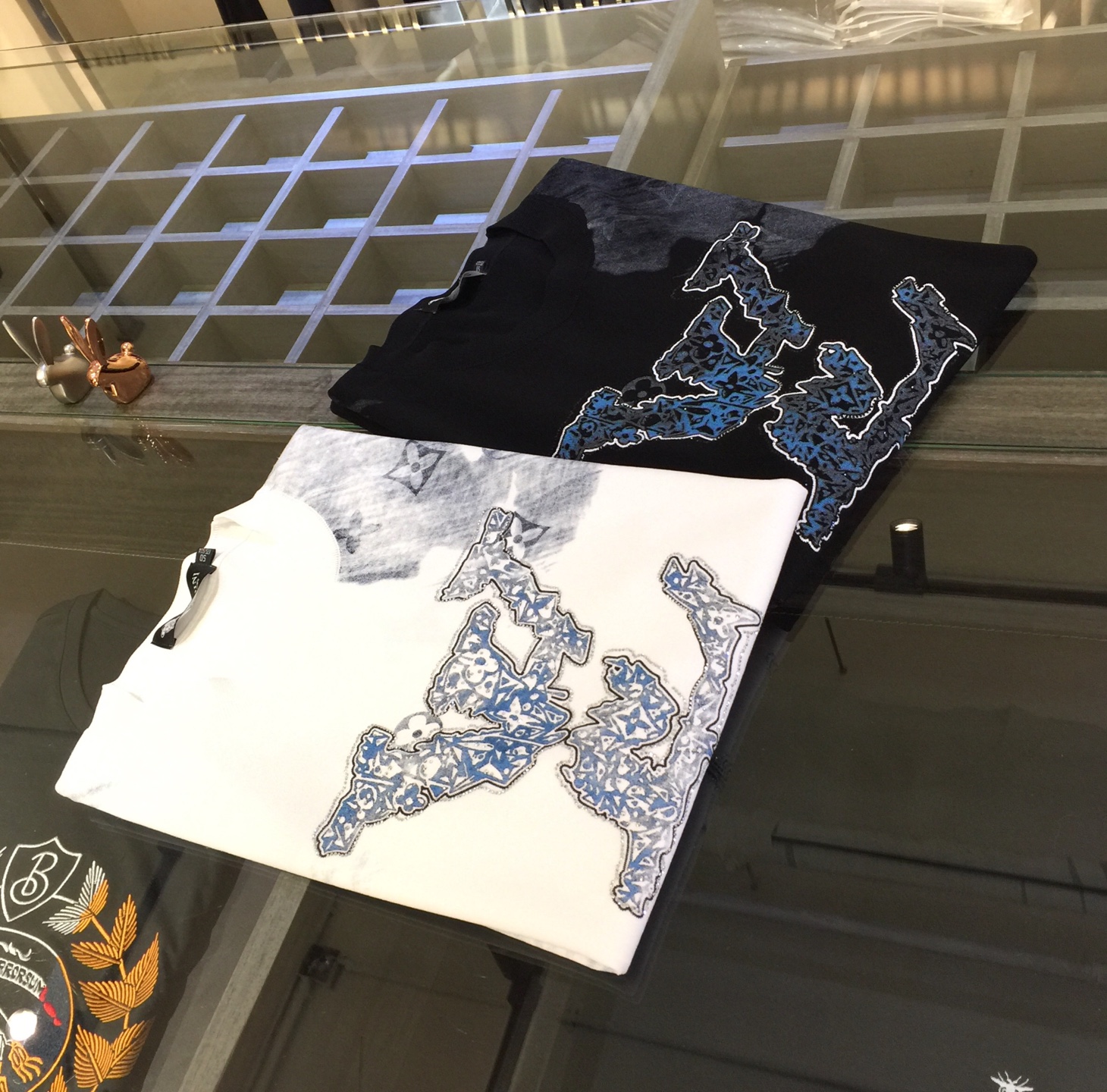 NO:129105,Lujia 2025 company original order, high-end and high-end!  Round neck stripes integrated molding design!  The second-generation UV-resistant Yilite that is a must-have for fabric control!  Breathable fabric!  Endless craftsmanship!  Smooth, cool, breathable, you can't forget it once you wear it!  Yilitian wood silk, light luxury upstart fabric, imported viscose fiber!  Imported viscose fiber fabric!  It comes from natural wood extraction to ensure natural skin-friendly and healthy. It is a high-end technological fabric with a series of advantages such as silky, elasticity, breathability, soft drooping, etc.!  Combined with nylon fiber, it brings a good sense of silky and drooping!  Absolutely high-end fabric!  Highly recommended!  Black/white!  Size M~XXXL (model/125 catties wear M), louis vuitton,louis vuitton,alexander wang19860909驴家2025公司原版订单 高端上档次！圆领条纹一体成型设计！面料控必入的二代抗紫外线伊力特！会呼吸的面料！无边工艺！光滑凉爽、透气,一穿便无法忘怀！伊力特天木丝 轻奢新贵面料 进口粘胶纤维！进口粘胶纤维面料！来自天然木材提取,确保天然亲肤健康,是一种高端的科技面料,上身具有丝滑,Q弹,透气,柔软垂坠等一系列优点！结合锦纶纤维,带来很好的丝滑感和垂顺感！绝对的高档次面料！强烈推荐！黑色/白色！尺码M～XXXL（模特/125斤穿M）,,louis vuitton,louis vuitton,alexander wang,Men's clothing