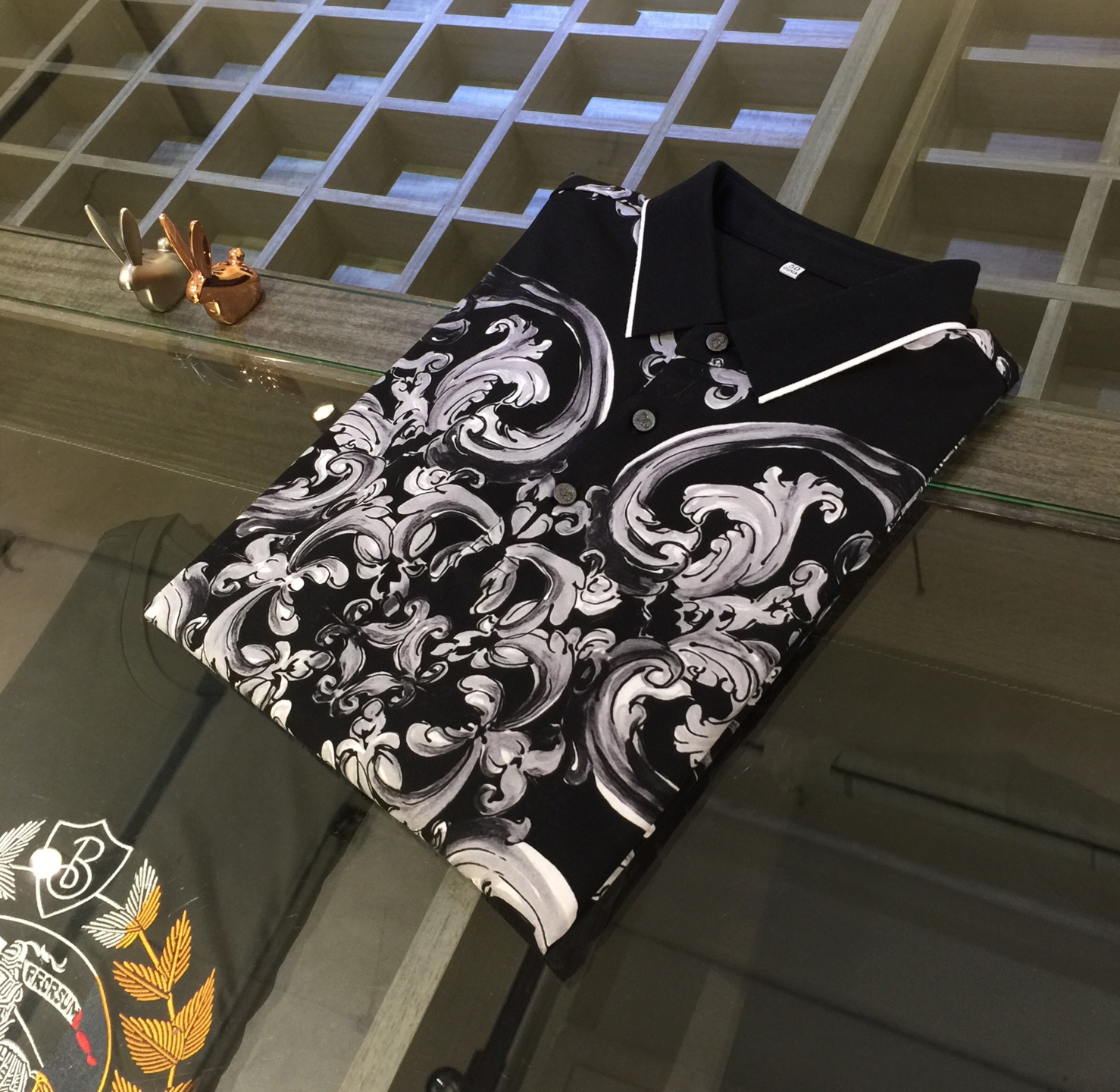 NO:129108,DG Home's latest short-sleeved lapel shirt in summer 2025!  High-end silk cotton fabric, breathable, comfortable, delicate and soft, all original customized products, and high-end digital printing of the whole dress!  High-end quality!  High-quality shipment, fashionable and stylish upper body!  Size M~XXXL (model/125 catties wear M), Dolce & Gabbana, gucci, T-shirt, alexander wang19860909DG家2025夏季最新发布短袖翻领衫！高档天丝棉面料,透气舒适细腻柔软,面料,辅料全部原版定制出品,整衣高档数码印花！品质高端！高品质出货,上身时尚有型！尺码M～XXXL（模特/125斤穿M）,,Dolce&Gabbana,gucci,T-shirt,alexander wang,Men's clothing