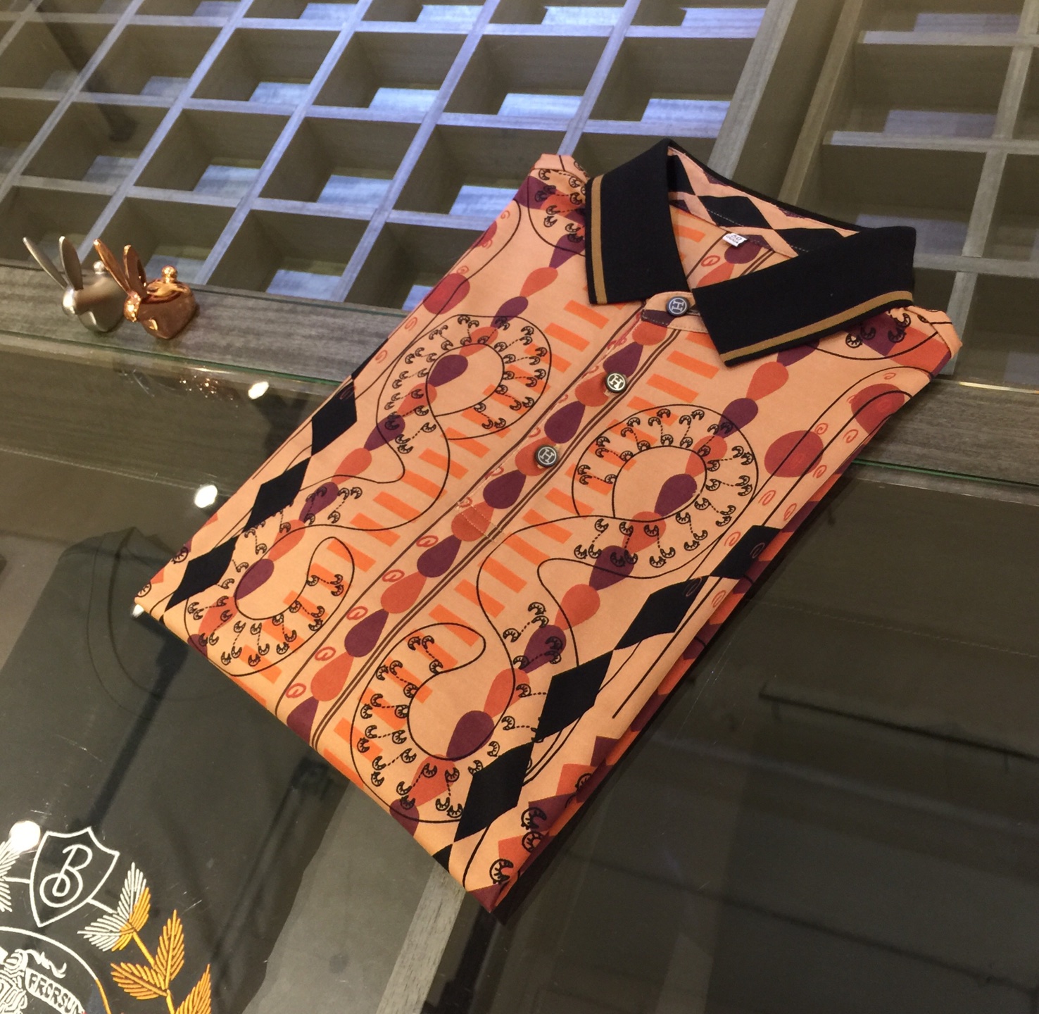 NO:129114,H Home has the latest short-sleeved lapel shirt in summer 2025!  High-end silk cotton fabric, breathable, comfortable, delicate and soft, all original customized products, and high-end digital printing of the whole dress!  High-end quality!  High-quality shipment, fashionable and stylish upper body!  Size M~XXXL (model/125 catties wear M), T-shirt, alexander wang19860909H家2025夏季最新发布短袖翻领衫！高档天丝棉面料,透气舒适细腻柔软,面料,辅料全部原版定制出品,整衣高档数码印花！品质高端！高品质出货,上身时尚有型！尺码M～XXXL（模特/125斤穿M）,,T-shirt,alexander wang,Men's clothing