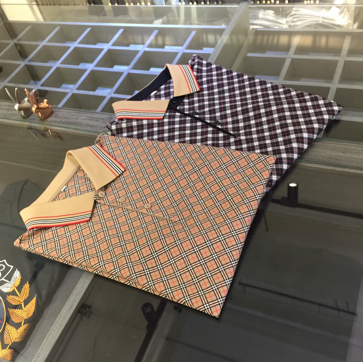 NO:129117,B Home 2025 summer new product, high-end customization, the most classic and versatile and handsome lapel shirt, symmetrical digital plaid design!  The consistent good style can express the male body neatly and capable. Custom mercerized cotton blend fabric imported from Italy is soft and silky, delicate, and super comfortable on the upper body!  It is still the OEM level of a large manufacturer, and all turning workers, edge handling and routing are demanding perfection!  Simple and generous, the upper body is very fashionable, young and concise!  !  This top-quality praise is elegant gentlemanly style!  Black/khaki!  Size M~XXXL (model/125 catties wear M), alexander wang19860909B家2025夏季新品 高级定制 最经典百搭帅气翻领衫 对称数码格纹设计！一贯的好版型 可以将男性的体态表现的利落而干练 意大利进口定制丝光棉混纺面料 柔顺丝滑 手感细腻 上身超级舒服！依旧是大厂的代工水平,所有车工、包边、走线都苛求完美！简单大方 上身非常时尚、年轻、简练精神！！此款上品的赞誉 雅致的绅士风格！黑色/卡其色！尺码M～XXXL（模特/125斤穿M）,,alexander wang,Men's clothing