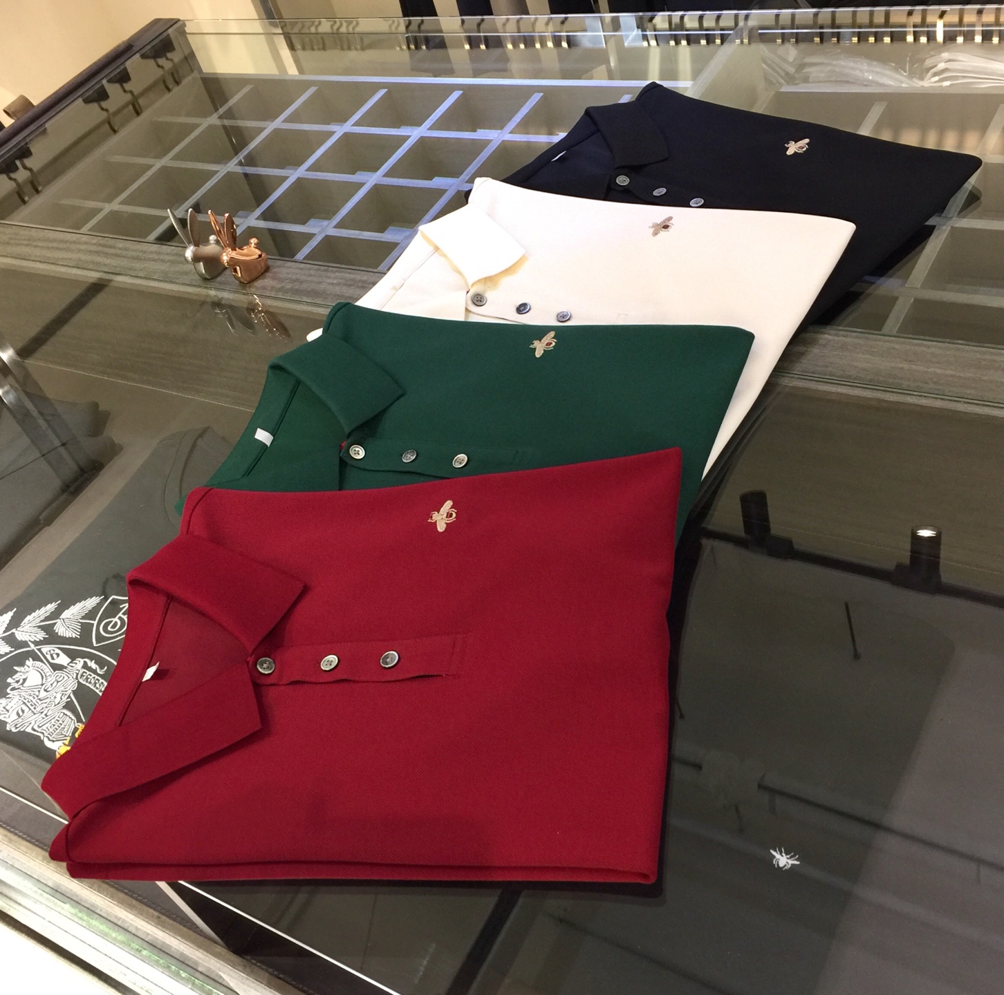 NO:129092,GH’s 2025 summer new product, instantly kill all versions!  Classic and fashionable versatile lapel short sleeves, customized ice-sensing beaded mercerized cotton fabric, soft and delicate fabric, and the brand's signature color thread splicing at the placket!  Fine embroidery on the chest!  Basic base shirts are indispensable for men's wardrobe. They can be matched with various clothing anytime and anywhere to meet your daily needs. The fabrics and factories we choose are all used by first-tier brands, so we recommend buying them!  Black/beige/green/burgundy!  Size M~XXXL (model/125 catties wear M), gucci, T-shirt, alexander wang19860909G家2025夏季新品 秒杀一切版本！经典时尚百搭翻领短袖 订制冰感珠地丝光棉面料 面料柔软细腻 门襟处品牌标志性色系螺纹拼接！胸前精细刺绣！男人的衣柜都少不了基础打底衫 随时随地都可以拿来搭配各种服饰 满足您日常生活需求.我们所选择的面料及工厂都是一线品牌所使用的,推荐入手！黑色/米色/绿色/酒红色！尺码M～XXXL（模特/125斤穿M）,,gucci,T-shirt,alexander wang,Men's clothing