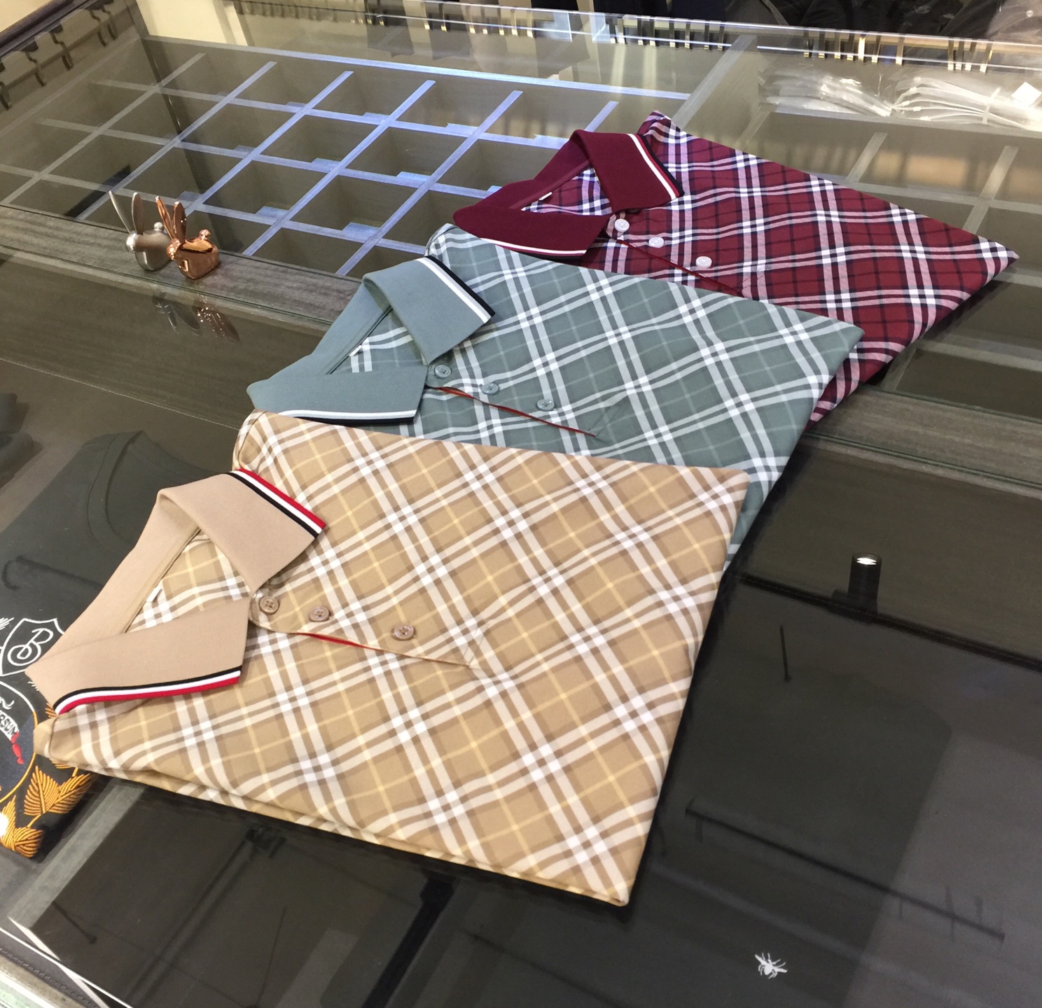 NO:129095,B Home 2025 summer new product, high-end customization, the most classic and versatile and handsome lapel shirt, symmetrical digital plaid design!  The consistent good style can express the male body neatly and capable. Custom mercerized cotton blend fabric imported from Italy is soft and silky, delicate, and super comfortable on the upper body!  It is still the OEM level of a large manufacturer, and all turning workers, edge handling and routing are demanding perfection!  Simple and generous, the upper body is very fashionable, young and concise!  !  This top-quality praise is elegant gentlemanly style!  Burgundy/Cyan/Khaki!  Size M~XXXL (model/125 catties wear M), alexander wang19860909B家2025夏季新品 高级定制 最经典百搭帅气翻领衫 对称数码格纹设计！一贯的好版型 可以将男性的体态表现的利落而干练 意大利进口定制丝光棉混纺面料 柔顺丝滑 手感细腻 上身超级舒服！依旧是大厂的代工水平,所有车工、包边、走线都苛求完美！简单大方 上身非常时尚、年轻、简练精神！！此款上品的赞誉 雅致的绅士风格！酒红色/青绿色/卡其色！尺码M～XXXL（模特/125斤穿M）,,alexander wang,Men's clothing