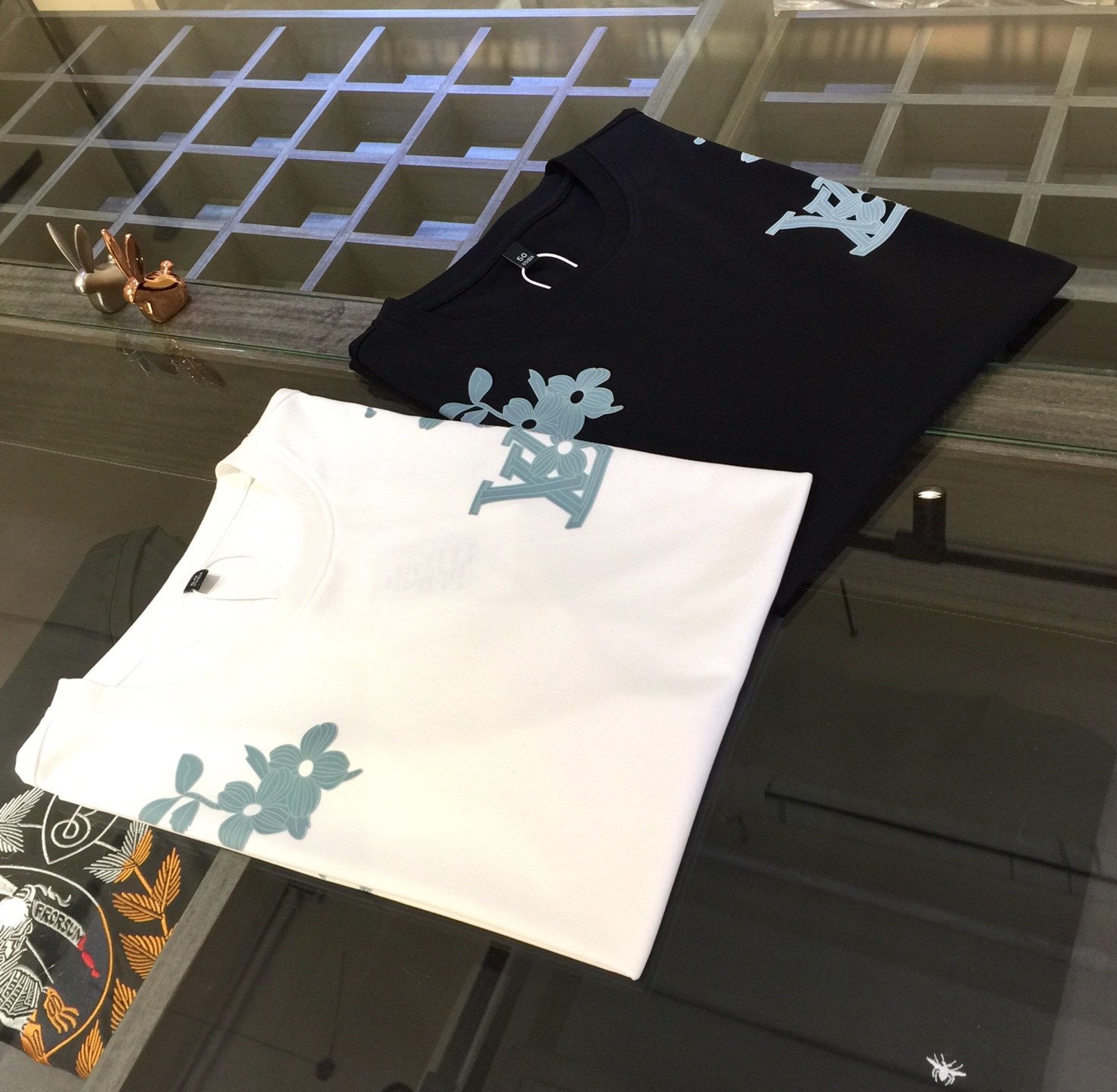 NO:129098,Lujia’s new summer products in 2025, classic, fashionable, versatile round neck and short sleeves, exquisite logo printing design!  Customized liquid ammonia cotton super soft fabric. Basic base shirts are indispensable in men's wardrobes. They can be matched with various clothing anytime and anywhere to meet your daily needs. The fabrics and factories we choose are all used by first-tier brands, so we recommend buying them!  Black/white!  Size M~XXXL (model/125 catties wear M), louis vuitton,louis vuitton,t-shirt,alexander wang19860909驴家2025夏季新品 经典时尚百搭圆领短袖 衣身精美Logo印花设计！订制液氨棉超柔软面料 男人的衣柜都少不了基础打底衫 随时随地都可以拿来搭配各种服饰 满足您日常生活需求.我们所选择的面料及工厂都是一线品牌所使用的,推荐入手！黑色/白色！尺码M～XXXL（模特/125斤穿M）,,louis vuitton,louis vuitton,T-shirt,alexander wang,Men's clothing