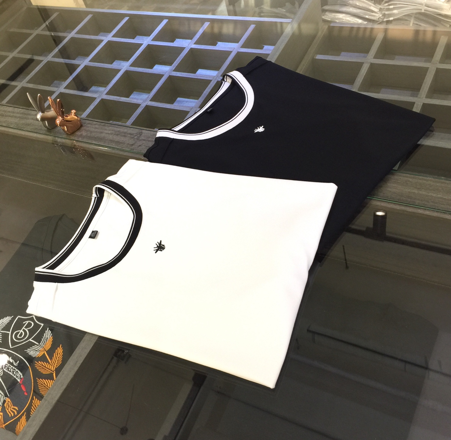 NO:129104,Dijia 2025 summer new product, instantly kill all versions!  Classic and fashionable versatile round neck short sleeves, customized mercerized cotton super soft fabric, three-dimensional hot stamping logo on the chest!  The contrasting color design is super good!  Basic base shirts are indispensable for men's wardrobe. They can be matched with various clothing anytime and anywhere to meet your daily needs. The fabrics and factories we choose are all used by first-tier brands, so we recommend buying them!  Black/white!  Size M~XXXL (model/125 catties wear M), dior, T-shirt, alexander wang19860909迪家2025夏季新品 秒杀一切版本！经典时尚百搭圆领短袖 订制丝光棉超柔软面料 胸前立体烫印Logo！撞色设计超好看！男人的衣柜都少不了基础打底衫 随时随地都可以拿来搭配各种服饰 满足您日常生活需求.我们所选择的面料及工厂都是一线品牌所使用的,推荐入手！黑色/白色！尺码M～XXXL（模特/125斤穿M）,,dior,T-shirt,alexander wang,Men's clothing