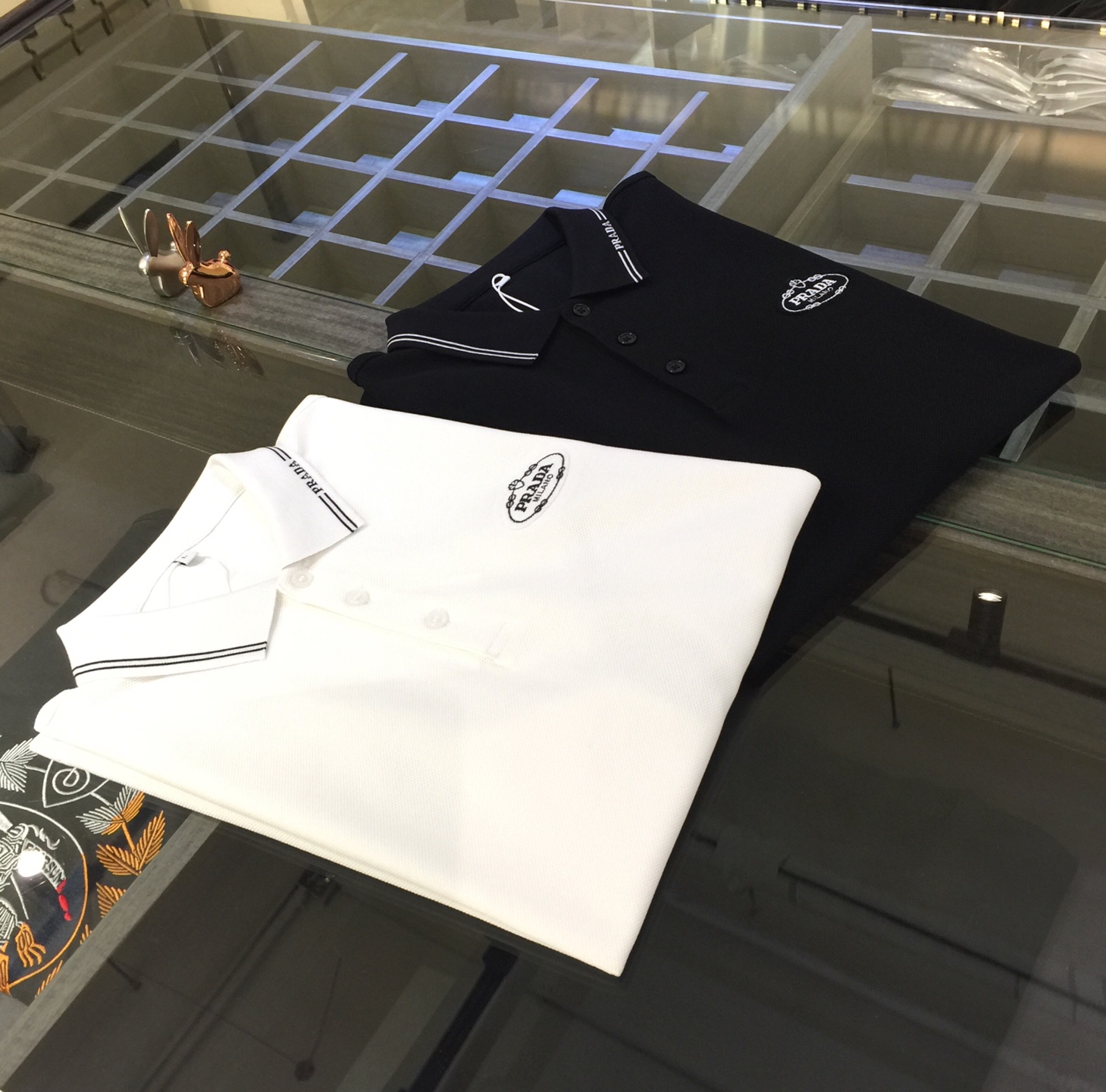 NO:129113,Pjia’s latest summer series in 2025, versatile commuting to work, elegant design, a must-have for business elites, using high-quality mercerized bead floor cotton fabric, Wen Ru soft, delicate and soft, the upper body is naturally comfortable, lapel business casual slim style, can be worn in both business and leisure!  It highlights the overall styling and body-slimming feeling. The overall craftsmanship line is really impeccable. This kind of lapel fashion adds points to urban fashion people and has a more gentlemanly charm!  Black/white!  Size M~XXXL (model/125 catties wear M), alexander wang19860909P家2025夏季最新系列 上班通勤百搭 富于优雅的设计感 商务精英必备 采用高克重丝光珠地棉面料 温儒柔软 细腻柔软 上身自然是舒适 翻领商务休闲修身款 无论是商务还是休闲时候都可穿搭！非常的凸显整体的造型感以及修身上身感 整体的工艺车线真的是无可挑剔的 这样的一款翻领时装 无不为都市时尚人士加分 更加的绅士韵味十足范！黑色/白色！尺码M～XXXL（模特/125斤穿M）,,alexander wang,Men's clothing