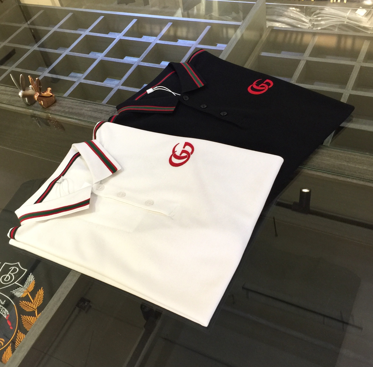 NO:129116,G Home 2025 Summer latest series, versatile commuting to work, elegant design, a must-have for business elites, using high-quality mercerized bead floor cotton fabric, Wen Ru soft, delicate and soft, the upper body is naturally comfortable, lapel business casual slim fit style, can be worn in both business and leisure!  It highlights the overall styling and body-slimming feeling. The overall craftsmanship line is really impeccable. This kind of lapel fashion adds points to urban fashion people and has a more gentlemanly charm!  Black/white!  Size M~XXXL (model/125 catties wear M), gucci, alexander wang19860909G家2025夏季最新系列 上班通勤百搭 富于优雅的设计感 商务精英必备 采用高克重丝光珠地棉面料 温儒柔软 细腻柔软 上身自然是舒适 翻领商务休闲修身款 无论是商务还是休闲时候都可穿搭！非常的凸显整体的造型感以及修身上身感 整体的工艺车线真的是无可挑剔的 这样的一款翻领时装 无不为都市时尚人士加分 更加的绅士韵味十足范！黑色/白色！尺码M～XXXL（模特/125斤穿M）,,gucci,alexander wang,Men's clothing