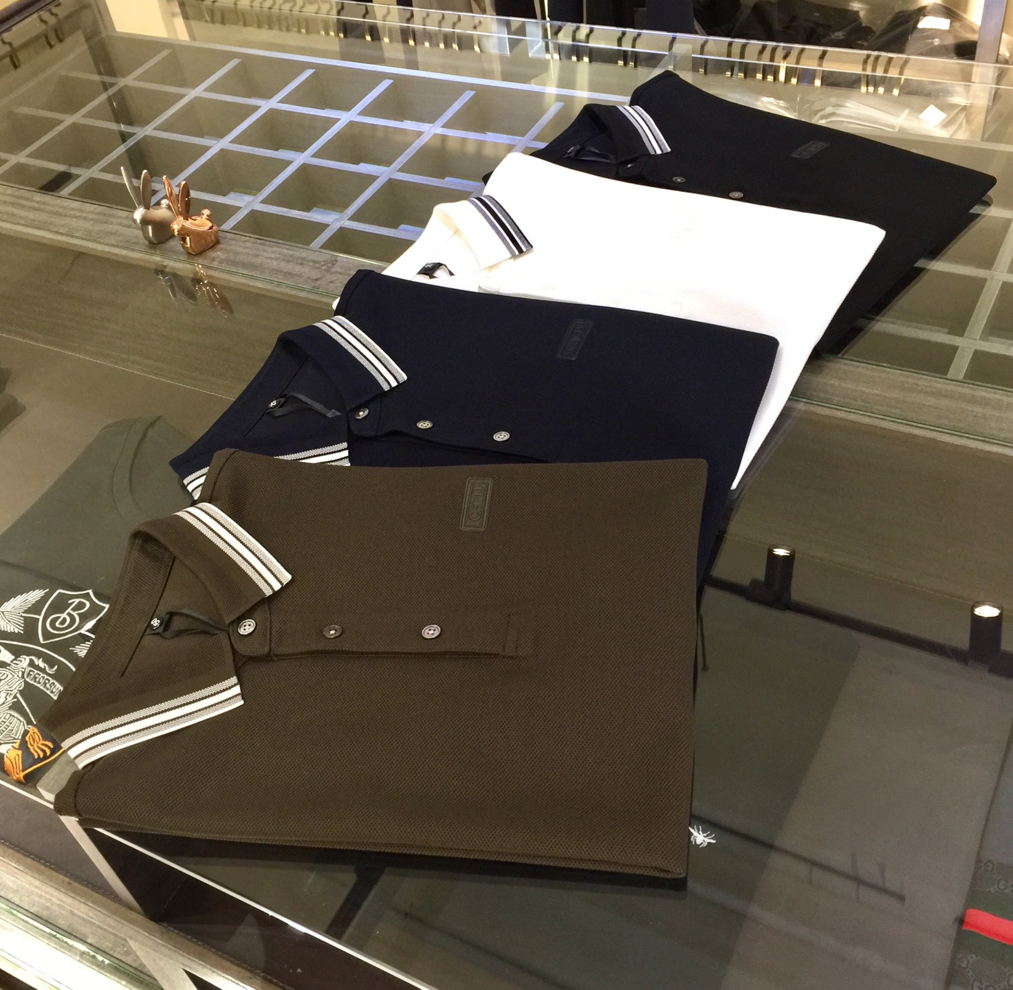 NO:129119,The latest summer series of Fat Brother Dijia Gospel, versatile commuting to work, elegant design, a must-have for business elites, using mercerized bead floor cotton blend fabric, Wen Ru soft, delicate and soft, the upper body is naturally comfortable, lapel business casual slim fit style, can be worn in both business and leisure!  It highlights the overall styling and body-slimming feeling. The overall craftsmanship line is really impeccable. This kind of lapel fashion adds points to urban fashion people and has a more gentlemanly charm!  Black/white/dark blue/dark green!  Size M~4XL (model/125 catties wear M), dior, alexander wang19860909迪家胖哥哥福音夏季最新系列 上班通勤百搭 富于优雅的设计感 商务精英必备 采用丝光珠地棉混纺面料 温儒柔软 细腻柔软 上身自然是舒适 翻领商务休闲修身款 无论是商务还是休闲时候都可穿搭！非常的凸显整体的造型感以及修身上身感 整体的工艺车线真的是无可挑剔的 这样的一款翻领时装 无不为都市时尚人士加分 更加的绅士韵味十足范！黑色/白色/深蓝色/暗绿色！尺码M～4XL（模特/125斤穿M）,,dior,alexander wang,Men's clothing