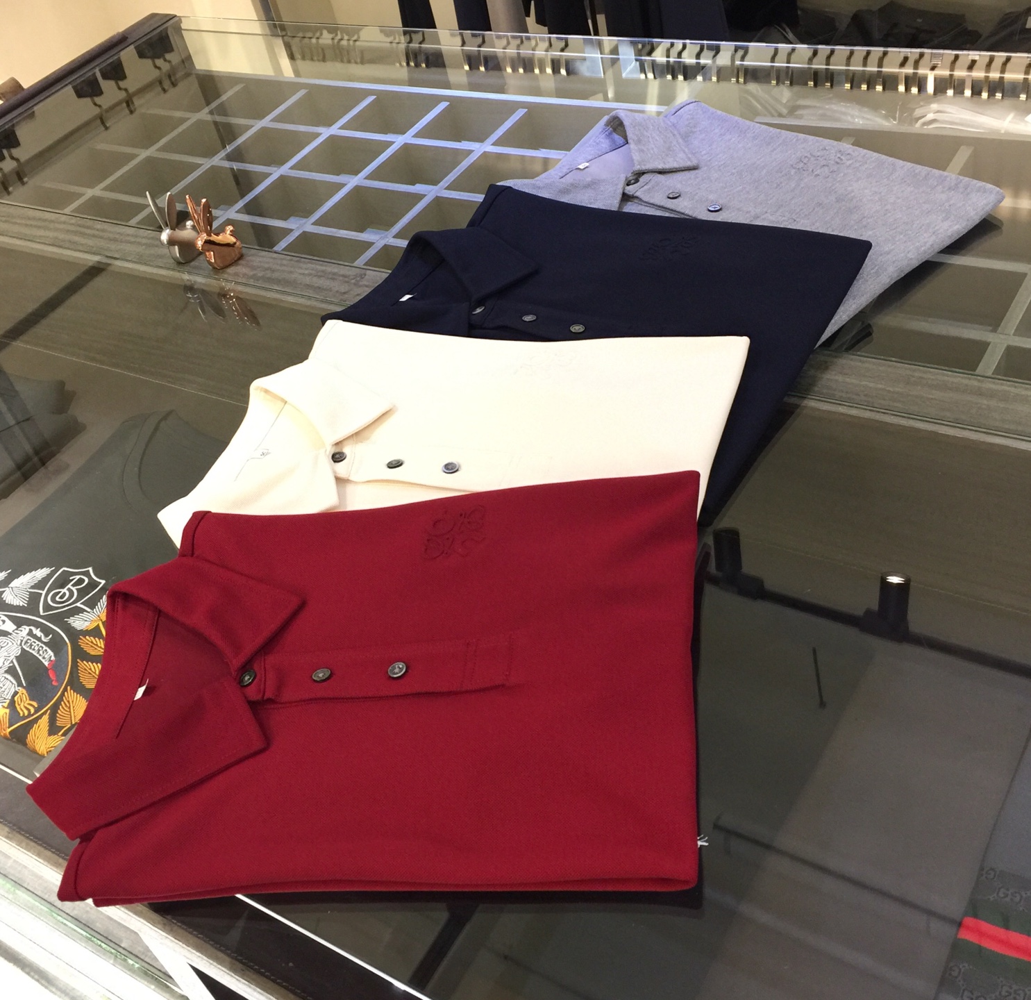 NO:129094,Luojia 2025 summer new product, instantly kill all versions!  Classic and fashionable versatile lapel short sleeves, customized ice-sensing beaded mercerized cotton fabric, soft and delicate fabric, and delicate three-dimensional foaming craftsmanship on the chest!  Basic base shirts are indispensable for men's wardrobe. They can be matched with various clothing anytime and anywhere to meet your daily needs. The fabrics and factories we choose are all used by first-tier brands, so we recommend buying them!  Grey/dark blue/bee/burgundy!  Size M~XXXL (model/125 catties wear M), loewe, T-shirt, alexander wang19860909罗家2025夏季新品 秒杀一切版本！经典时尚百搭翻领短袖 订制冰感珠地丝光棉面料 面料柔软细腻 胸前精细立体发泡工艺Logo设计！男人的衣柜都少不了基础打底衫 随时随地都可以拿来搭配各种服饰 满足您日常生活需求.我们所选择的面料及工厂都是一线品牌所使用的,推荐入手！灰色/深蓝色/米色/酒红色！尺码M～XXXL（模特/125斤穿M）,,loewe,T-shirt,alexander wang,Men's clothing