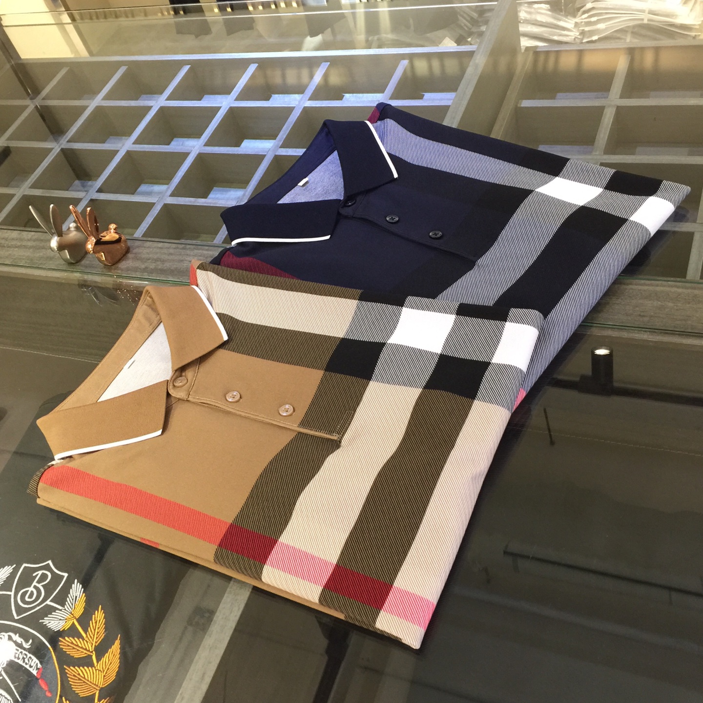 NO:129097,B Home 2025 summer new product, high-end customization, the most classic and versatile and handsome lapel shirt, symmetrical digital plaid design!  The consistent good style can express the male body neatly and capable. Custom mercerized cotton blend fabric imported from Italy is soft and silky, delicate, and super comfortable on the upper body!  It is still the OEM level of a large manufacturer, and all turning workers, edge handling and routing are demanding perfection!  Simple and generous, the upper body is very fashionable, young and concise!  !  This top-quality praise is elegant gentlemanly style!  Dark blue/khaki!  Size M~XXXL (model/125 catties wear M), alexander wang19860909B家2025夏季新品 高级定制 最经典百搭帅气翻领衫 对称数码格纹设计！一贯的好版型 可以将男性的体态表现的利落而干练 意大利进口定制丝光棉混纺面料 柔顺丝滑 手感细腻 上身超级舒服！依旧是大厂的代工水平,所有车工、包边、走线都苛求完美！简单大方 上身非常时尚、年轻、简练精神！！此款上品的赞誉 雅致的绅士风格！深蓝色/卡其色！尺码M～XXXL（模特/125斤穿M）,,alexander wang,Men's clothing