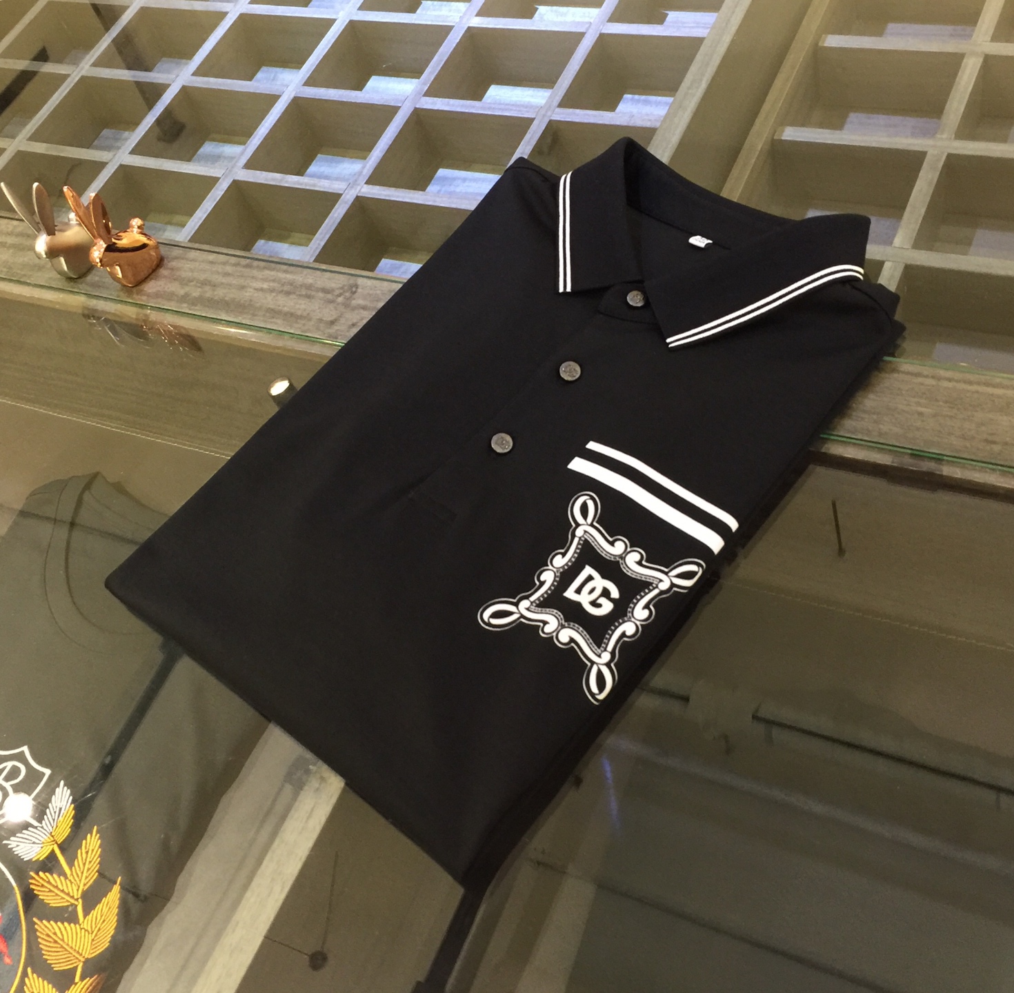 NO:129120,DG Home's latest short-sleeved lapel shirt in summer 2025!  High-end silk cotton fabric, breathable, comfortable, delicate and soft, all original customized products, high-end digital printing!  High-end quality!  High-quality shipment, fashionable and stylish upper body!  Size M~XXXL (model 175/125 catties wear M), Dolce & Gabbana, gucci, T-shirt, alexander wang19860909DG家2025夏季最新发布短袖翻领衫！高档天丝棉面料,透气舒适细腻柔软,面料,辅料全部原版定制出品,高档数码印花！品质高端！高品质出货,上身时尚有型！尺码M～XXXL（模特175/125斤穿M）,,Dolce&Gabbana,gucci,T-shirt,alexander wang,Men's clothing