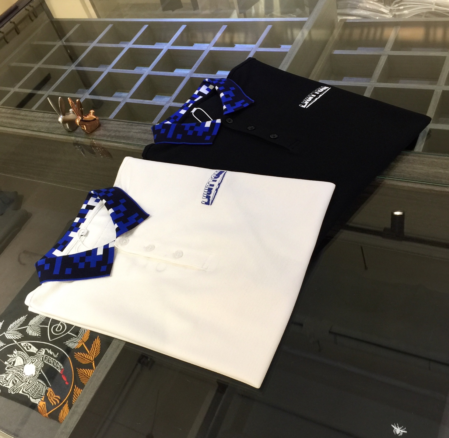 NO:129123,The latest series of Lujia 2025 summer, versatile commuting to work, elegant design, a must-have for business elites, using high-quality mercerized bead floor cotton fabric, Wen Ru soft, delicate and soft, the upper body is naturally comfortable, lapel business casual slim fit style, you can wear it in both business and leisure!  It highlights the overall styling and body-slimming feeling. The overall craftsmanship line is really impeccable. This kind of lapel fashion adds points to urban fashion people and has a more gentlemanly charm!  Black/white!  Size M~XXXL (model 175/125 catties wear M), louis vuitton,louis vuitton,alexander wang19860909驴家2025夏季最新系列 上班通勤百搭 富于优雅的设计感 商务精英必备 采用高克重丝光珠地棉面料 温儒柔软 细腻柔软 上身自然是舒适 翻领商务休闲修身款 无论是商务还是休闲时候都可穿搭！非常的凸显整体的造型感以及修身上身感 整体的工艺车线真的是无可挑剔的 这样的一款翻领时装 无不为都市时尚人士加分 更加的绅士韵味十足范！黑色/白色！尺码M～XXXL（模特175/125斤穿M）,,louis vuitton,louis vuitton,alexander wang,Men's clothing