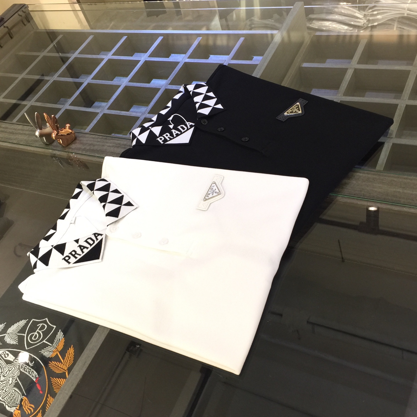 NO:129125,Pjia’s latest summer series in 2025, versatile commuting to work, elegant design, a must-have for business elites, using high-quality mercerized bead floor cotton fabric, Wen Ru soft, delicate and soft, the upper body is naturally comfortable, lapel business casual slim fit style, can be worn in both business and leisure!  It highlights the overall styling and body-slimming feeling. The overall craftsmanship line is really impeccable. This kind of lapel fashion adds points to urban fashion people and has a more gentlemanly charm!  Black/white!  Size M~XXXL (model 175/125 catties wear M), alexander wang19860909P家2025夏季最新系列 上班通勤百搭 富于优雅的设计感 商务精英必备 采用高克重丝光珠地棉面料 温儒柔软 细腻柔软 上身自然是舒适 翻领商务休闲修身款 无论是商务还是休闲时候都可穿搭！非常的凸显整体的造型感以及修身上身感 整体的工艺车线真的是无可挑剔的 这样的一款翻领时装 无不为都市时尚人士加分 更加的绅士韵味十足范！黑色/白色！尺码M～XXXL（模特175/125斤穿M）,,alexander wang,Men's clothing