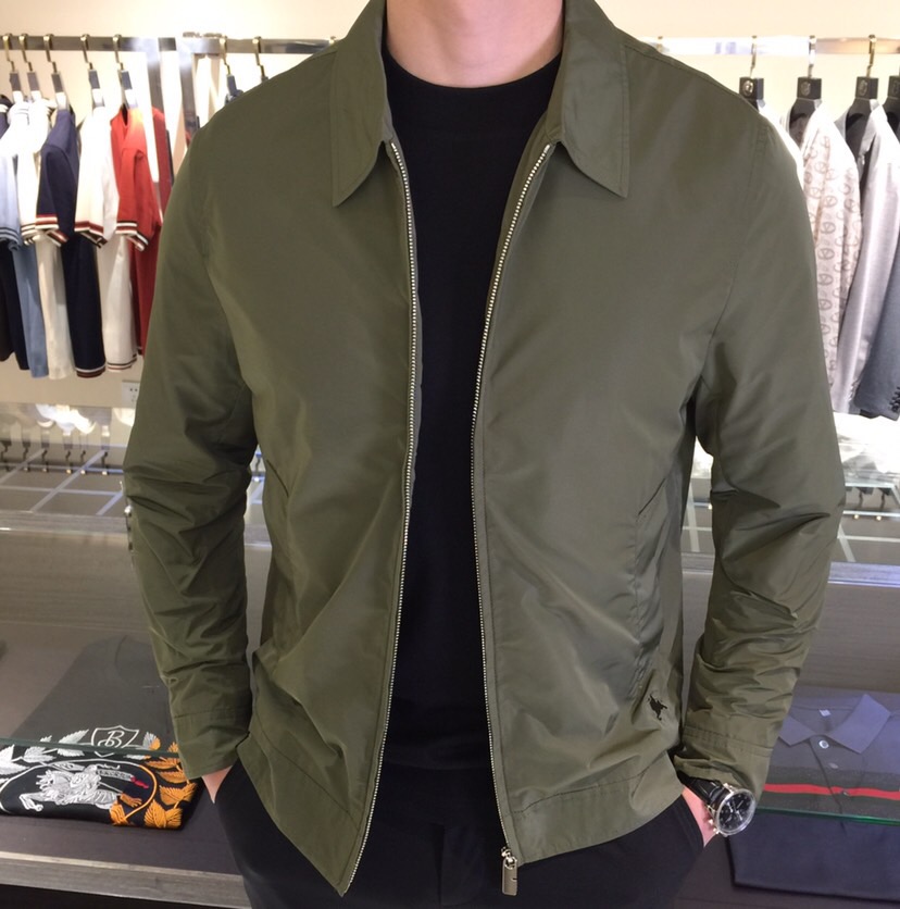 NO:129127,B's new spring new product lapel jacket with mature and handsome, clean and neat tailoring, elegant and simple lines, and full of urban style!  The low-key and luxurious feeling can be reflected in casual outfits. The customer-supplied high-end high-density nylon fabric has a crisp and drape, a light luster, and a dense and skin-friendly feeling!  Perfect slim fit style, new outfit changes at any time!  Not only is it comfortable to wear, but it is also extremely breathable!  Black/Military Green!  Size M~XXXL (model 175/125 catties wear M), Jackets & coats, alexander wang19860909B家2025开春新品翻领外套 轻熟帅气 干净利落剪裁 线条大气简约 都市风十足！在随意的装束中都能体现低调奢华感 客供高支高密尼龙面料,挺括垂感相当不错,淡淡光泽,密实感亲肤好！ 完美修身版型 随时变化新装！不仅穿起来很舒服 而且无比透气！黑色/军绿色！尺码M～XXXL（模特175/125斤穿M）,,jackets & coats,alexander wang,Men's clothing