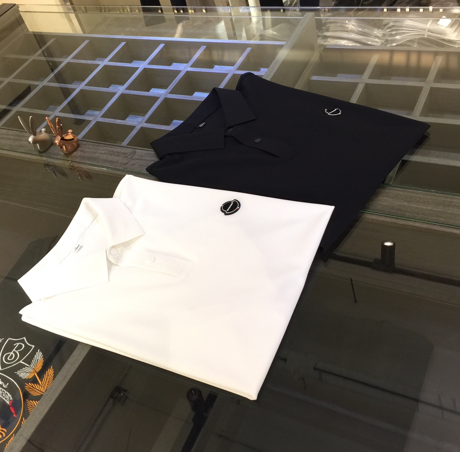 NO:130782,Mo Home 2025AW Lapel Shirts, versatile commuting to work, full of elegant design, a must-have for business elites. This design is very exquisitely designed fabric!  It uses high-weight honeycomb fiber cotton fabric. Wen Ru is soft, delicate and soft. The upper body is naturally comfortable. The lapel business casual slim fit can be worn both in business and leisure. It highlights the overall styling and slim body feel. The overall craftsmanship line is really impeccable. This kind of lapel fashion adds points to urban fashion people and has a more gentlemanly charm!  Black/white!  Size M~XXXL (model/kilogram wear M), alexander wang19860909Mo家2025AW最新系列翻领衫 上班通勤百搭 富于优雅的设计感 商务精英必备 此款设计非常考究面料！采用高克重蜂窝纤维棉面料 温儒柔软 细腻柔软 上身自然是舒适 翻领商务休闲修身款 无论是商务还是休闲时候都可穿搭 非常的凸显整体的造型感以及修身上身感 整体的工艺车线真的是无可挑剔的 这样的一款翻领时装 无不为都市时尚人士加分 更加的绅士韵味十足范！黑色/白色！尺码M～XXXL（模特/斤穿M）,,alexander wang,Men's clothing