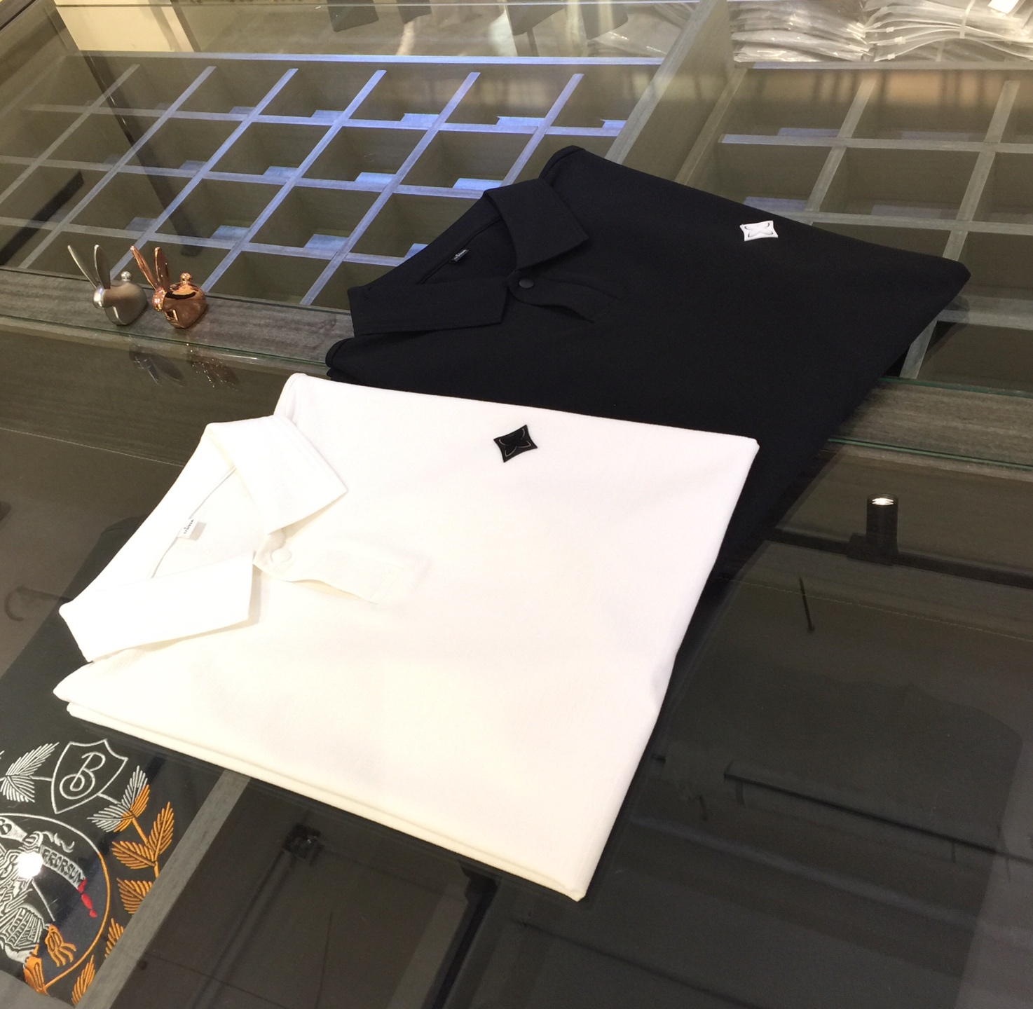 NO:130785,The latest series of lapel shirts in the 2025AW are versatile for commuting to work and have an elegant design sense. A must-have for business elites. This design is very exquisitely designed fabric!  It is made of silk fiber cotton fabric. Wen Ru is soft, delicate and soft. The upper body is naturally comfortable. The lapel business casual slim fit can be worn both in business and leisure. It highlights the overall styling and slim body feel. The overall craftsmanship line is really impeccable. This kind of lapel fashion adds points to urban fashion people and has a more gentlemanly charm!  Black/white!  Size M~XXXL (model/jin wear M), louis vuitton,louis vuitton,alexander wang19860909驴家2025AW最新系列翻领衫 上班通勤百搭 富于优雅的设计感 商务精英必备 此款设计非常考究面料！采用丝质纤维棉面料 温儒柔软 细腻柔软 上身自然是舒适 翻领商务休闲修身款 无论是商务还是休闲时候都可穿搭 非常的凸显整体的造型感以及修身上身感 整体的工艺车线真的是无可挑剔的 这样的一款翻领时装 无不为都市时尚人士加分 更加的绅士韵味十足范！黑色/白色！尺码M～XXXL（模特/斤穿M）,,louis vuitton,louis vuitton,alexander wang,Men's clothing