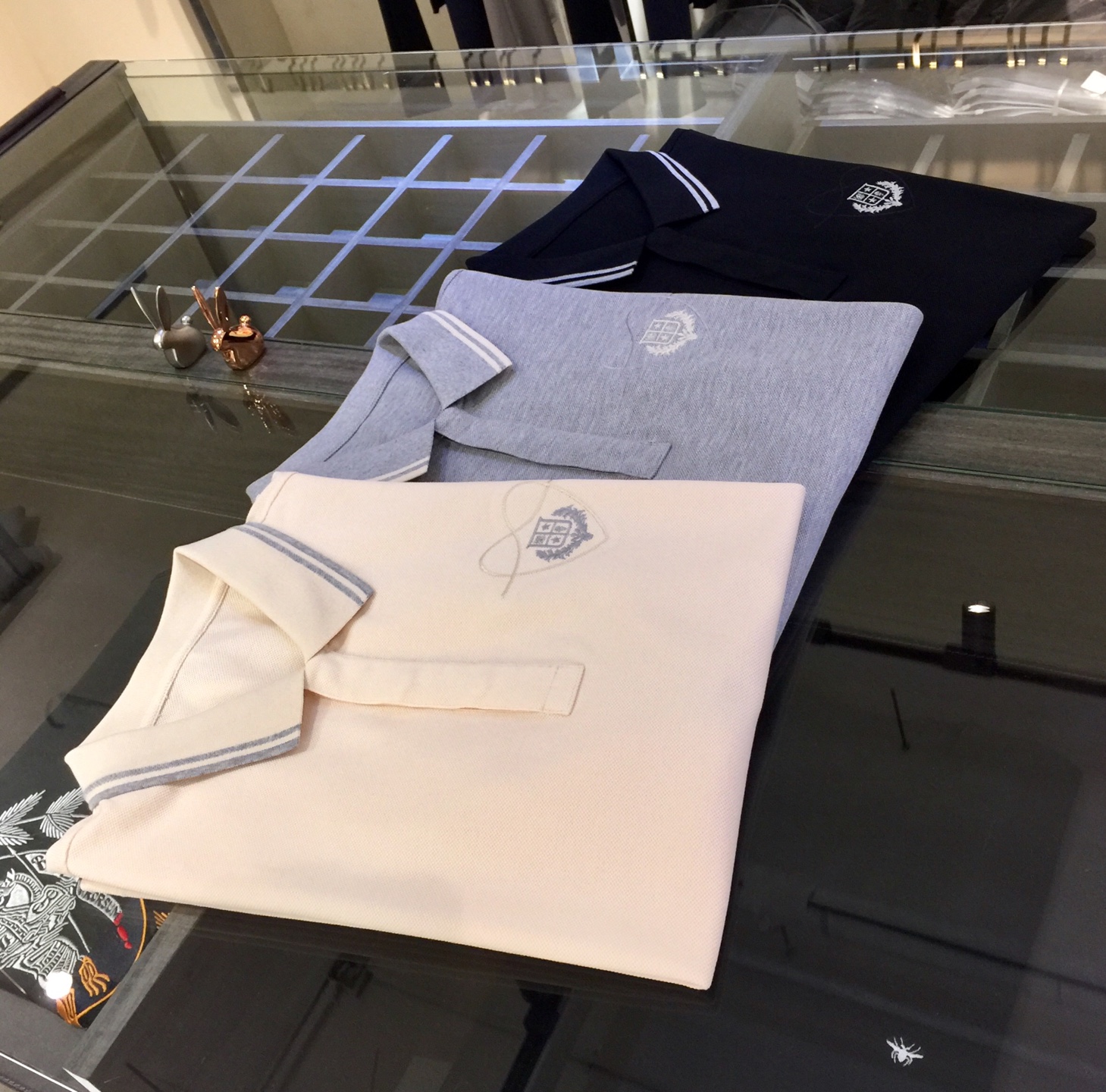 NO:130788,The latest series of LP Fat Brother Gospel 1970AW, versatile commuting to work, elegant design, a must-have for business elites, using Gaoke heavy mercerized cotton fabric, Wen Ru soft, delicate and soft, the upper body is naturally comfortable, lapel business casual slim fit, chest brand logo embroidery design!  You can wear it in business or casual!  It highlights the overall styling and body-slimming feeling. The overall craftsmanship line is really impeccable. This kind of lapel fashion adds points to urban fashion people and has a more gentlemanly charm!  Black/Gray/Apricot!  Size M～4XL (model/catties wear M), loro piano, alexander wang19860909LP家胖哥哥福音1970AW最新系列 上班通勤百搭 富于优雅的设计感 商务精英必备 采用高克重丝光棉面料 温儒柔软 细腻柔软 上身自然是舒适 翻领商务休闲修身款 胸前品牌Logo刺绣设计！无论是商务还是休闲时候都可穿搭！非常的凸显整体的造型感以及修身上身感 整体的工艺车线真的是无可挑剔的 这样的一款翻领时装 无不为都市时尚人士加分 更加的绅士韵味十足范！黑色/灰色/杏色！尺码M～4XL（模特/斤穿M）,,loro piana,alexander wang,Men's clothing