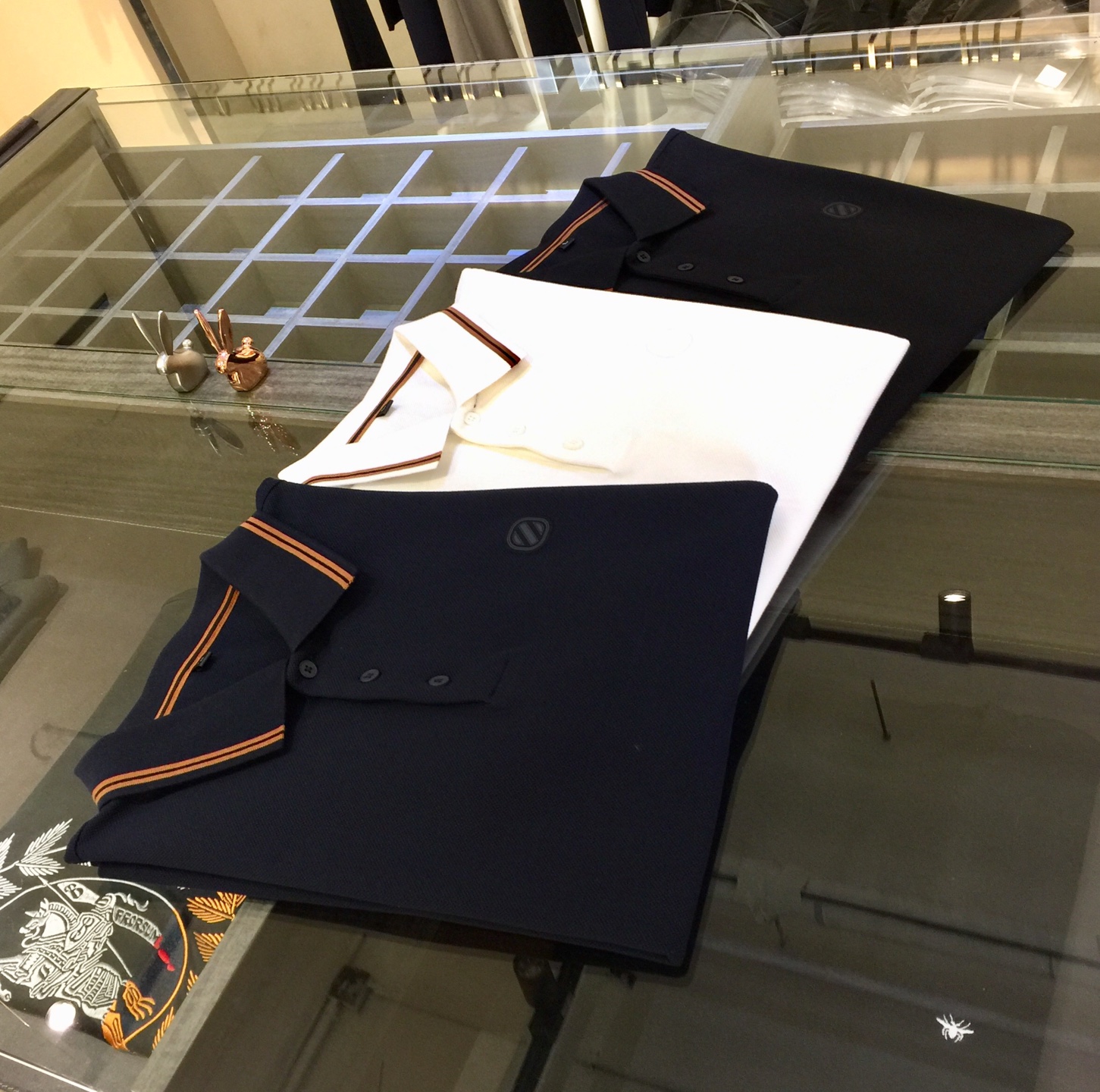 NO:130791,Ze Fat Brother Gospel 1970AW latest series, versatile commuting to work, elegant design, a must-have for business elites, using Gaoke heavy mercerized cotton fabric, Wen Ru soft, delicate and soft, the upper body is naturally comfortable, lapel business casual slim fit, chest brand logo iron design!  You can wear it in business or casual!  It highlights the overall styling and body-slimming feeling. The overall craftsmanship line is really impeccable. This kind of lapel fashion adds points to urban fashion people and has a more gentlemanly charm!  Black/white/dark blue!  Size M～4XL (model/catties wear M), alexander wang19860909Ze家胖哥哥福音1970AW最新系列 上班通勤百搭 富于优雅的设计感 商务精英必备 采用高克重丝光棉面料 温儒柔软 细腻柔软 上身自然是舒适 翻领商务休闲修身款 胸前品牌Logo烫压设计！无论是商务还是休闲时候都可穿搭！非常的凸显整体的造型感以及修身上身感 整体的工艺车线真的是无可挑剔的 这样的一款翻领时装 无不为都市时尚人士加分 更加的绅士韵味十足范！黑色/白色/深蓝色！尺码M～4XL（模特/斤穿M）,,alexander wang,Men's clothing