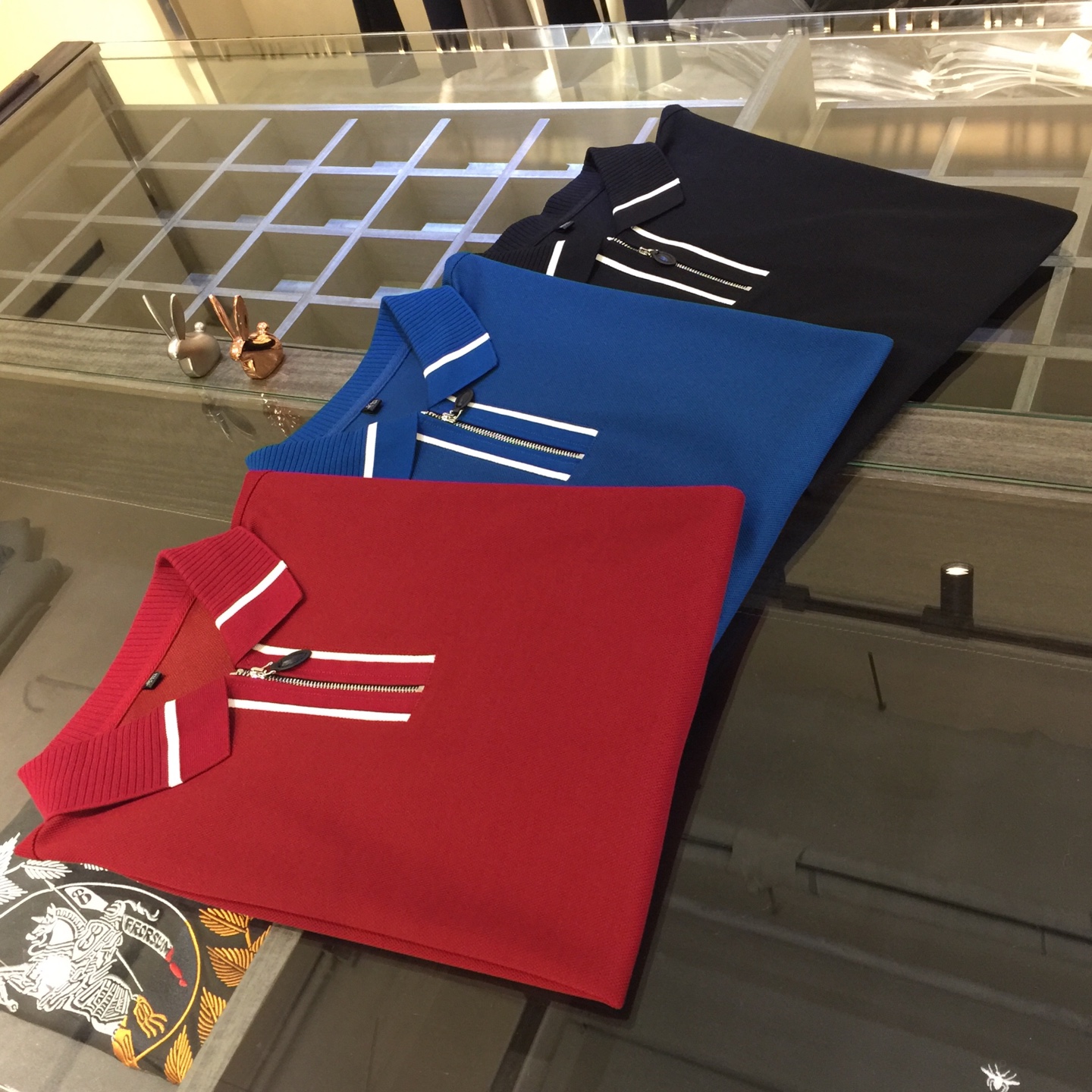 NO:130794,Dijia 2025AW latest series, versatile commuting to work, elegant design, a must-have for business elites, exquisite threaded neckline design!  It uses high-quality high-quality woven bead floor cotton fabric with high-standard foot-starting technology!  Wen Ru is soft, delicate and soft, and the upper body is naturally comfortable. The lapel business and casual slim fit can be worn both in business and leisure, which highlights the overall styling and slim body feel. The overall craftsmanship line is really impeccable. This kind of lapel fashion adds points to urban fashion people and has a more gentlemanly charm!  Black/Blue/Brewery!  Size M~XXXL (model/125 catties wear M), dior, alexander wang19860909迪家2025AW最新系列 上班通勤百搭 富于优雅的设计感 商务精英必备 领口精致螺纹设计！采用高克重天丝丝光珠地棉面料 高规格起脚工艺！温儒柔软 细腻柔软 上身自然是舒适 翻领商务休闲修身款 无论是商务还是休闲时候都可穿搭 非常的凸显整体的造型感以及修身上身感 整体的工艺车线真的是无可挑剔的 这样的一款翻领时装 无不为都市时尚人士加分 更加的绅士韵味十足范！黑色/蓝色/酒红色！尺码M～XXXL（模特/125斤穿M）,,dior,alexander wang,Men's clothing