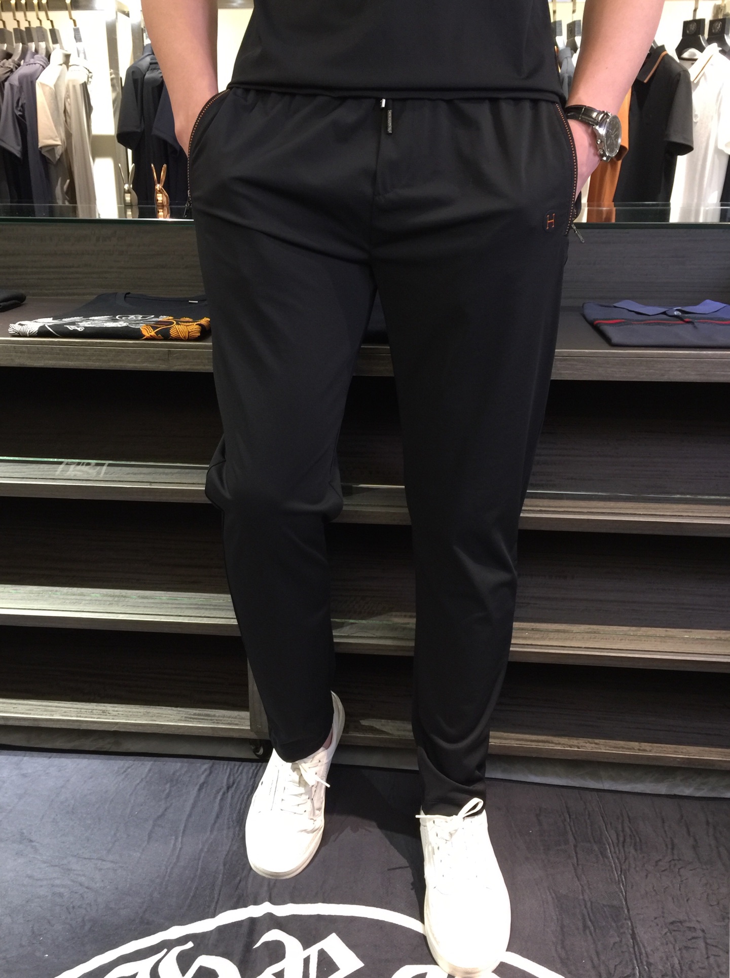 NO:130796,/Set Details of pants H Family Fat Brother Gospel New Summer Style is on sale. Classic simple style set, private channels are leaked, foreign trade company orders, domestic first-tier OEM factory produced, luxurious classic design, urban life, first-class quality!  A simple lapel boundless craft casual sports suit, handsome and personalized, simple and generous style design, bold and innovative design that breaks through the conventional style, still continues the popular ice silk fabric. It has good elasticity, tender and smooth feel, breathable, and comfortable. It is visually enough to instantly defeat those mediocre sports suits. Slim fit style, sports and leisure entertainment, are competent!  Black/dark blue/gray green!  Size M~4XL (model/125 catties wear M), alexander wang19860909/套 裤子细节图H家胖哥哥福音夏季新款发售.经典简约款套装,私密渠道流出,外贸公司订单,国内一线代工厂出品,奢华经典设计,都市生活,品质一流！简约的一款翻领无边工艺休闲运动套装 有帅有个性 简洁大方的版型设计,突破常规的大胆创新设计,依然延续了热门的冰丝面料 弹力好,手感嫩滑 透气,舒服为主 在视觉上已经足以秒杀那些平庸的运动套装 修身版型,运动休闲娱乐,均可胜任！黑色/深蓝色/灰绿色！尺码M～4XL（模特/125斤穿M）,,alexander wang,Men's clothing