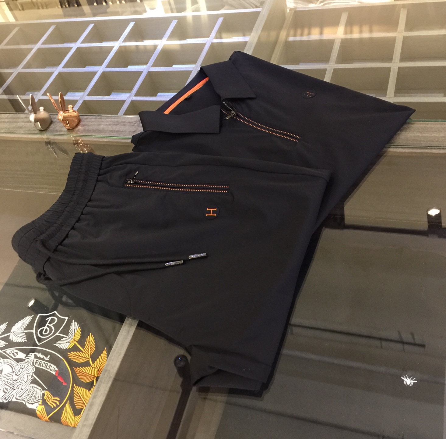 NO:130799,/Set Details of tops H Family Fat Brother Gospel New Summer Style is on sale. Classic simple style set, private channels are leaked, foreign trade company orders, domestic first-tier OEM factory produced, luxurious classic design, urban life, first-class quality!  A simple lapel boundless craft casual sports suit, handsome and personalized, simple and generous style design, bold and innovative design that breaks through the conventional style, still continues the popular ice silk fabric. It has good elasticity, tender and smooth feel, breathable, and comfortable. It is visually enough to instantly defeat those mediocre sports suits. Slim fit style, sports and leisure entertainment, are competent!  Black/dark blue/gray green!  Size M~4XL (model/125 catties wear M), alexander wang19860909/套 上衣细节图H家胖哥哥福音夏季新款发售.经典简约款套装,私密渠道流出,外贸公司订单,国内一线代工厂出品,奢华经典设计,都市生活,品质一流！简约的一款翻领无边工艺休闲运动套装 有帅有个性 简洁大方的版型设计,突破常规的大胆创新设计,依然延续了热门的冰丝面料 弹力好,手感嫩滑 透气,舒服为主 在视觉上已经足以秒杀那些平庸的运动套装 修身版型,运动休闲娱乐,均可胜任！黑色/深蓝色/灰绿色！尺码M～4XL（模特/125斤穿M）,,alexander wang,Men's clothing