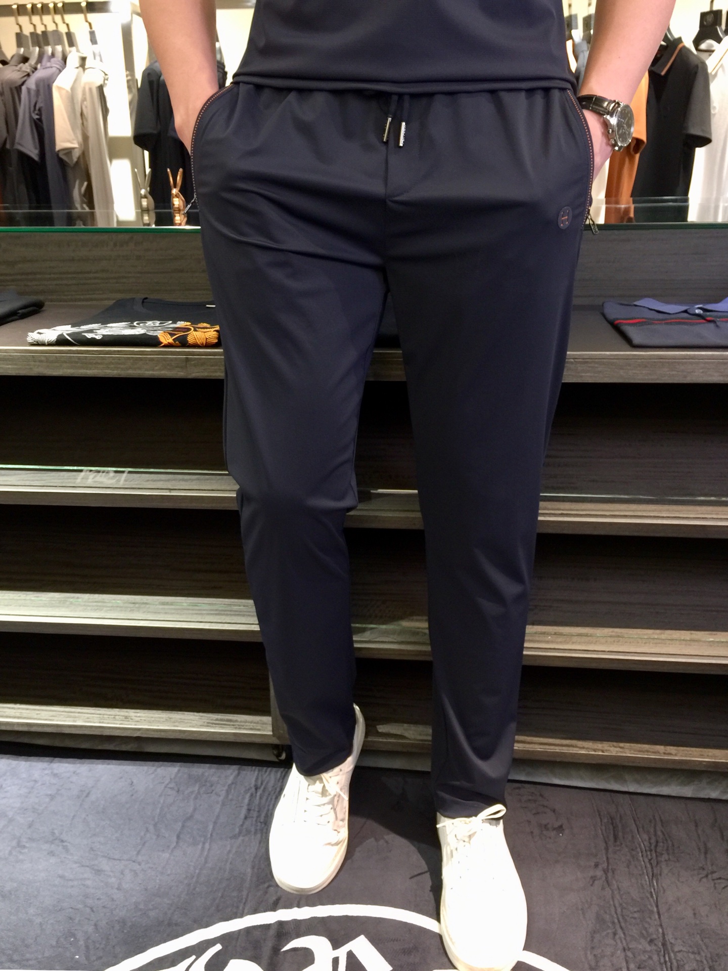 NO:130803,/Set Details of pants H Family Fat Brother Gospel New Summer Style is on sale. Classic simple style set, private channels are leaked, foreign trade company orders, domestic first-tier OEM factory produced, luxurious classic design, urban life, first-class quality!  A simple lapel boundless craft casual sports suit, handsome and personalized, simple and generous style design, bold and innovative design that breaks through the conventional style, still continues the popular ice silk fabric. It has good elasticity, tender and smooth feel, breathable, and comfortable. It is visually enough to instantly defeat those mediocre sports suits. Slim fit style, sports and leisure entertainment, are competent!  Black/dark blue/gray green!  Size M~4XL (model/125 catties wear M), alexander wang19860909/套 裤子细节图H家胖哥哥福音夏季新款发售.经典简约款套装,私密渠道流出,外贸公司订单,国内一线代工厂出品,奢华经典设计,都市生活,品质一流！简约的一款翻领无边工艺休闲运动套装 有帅有个性 简洁大方的版型设计,突破常规的大胆创新设计,依然延续了热门的冰丝面料 弹力好,手感嫩滑 透气,舒服为主 在视觉上已经足以秒杀那些平庸的运动套装 修身版型,运动休闲娱乐,均可胜任！黑色/深蓝色/灰绿色！尺码M～4XL（模特/125斤穿M）,,alexander wang,Men's clothing