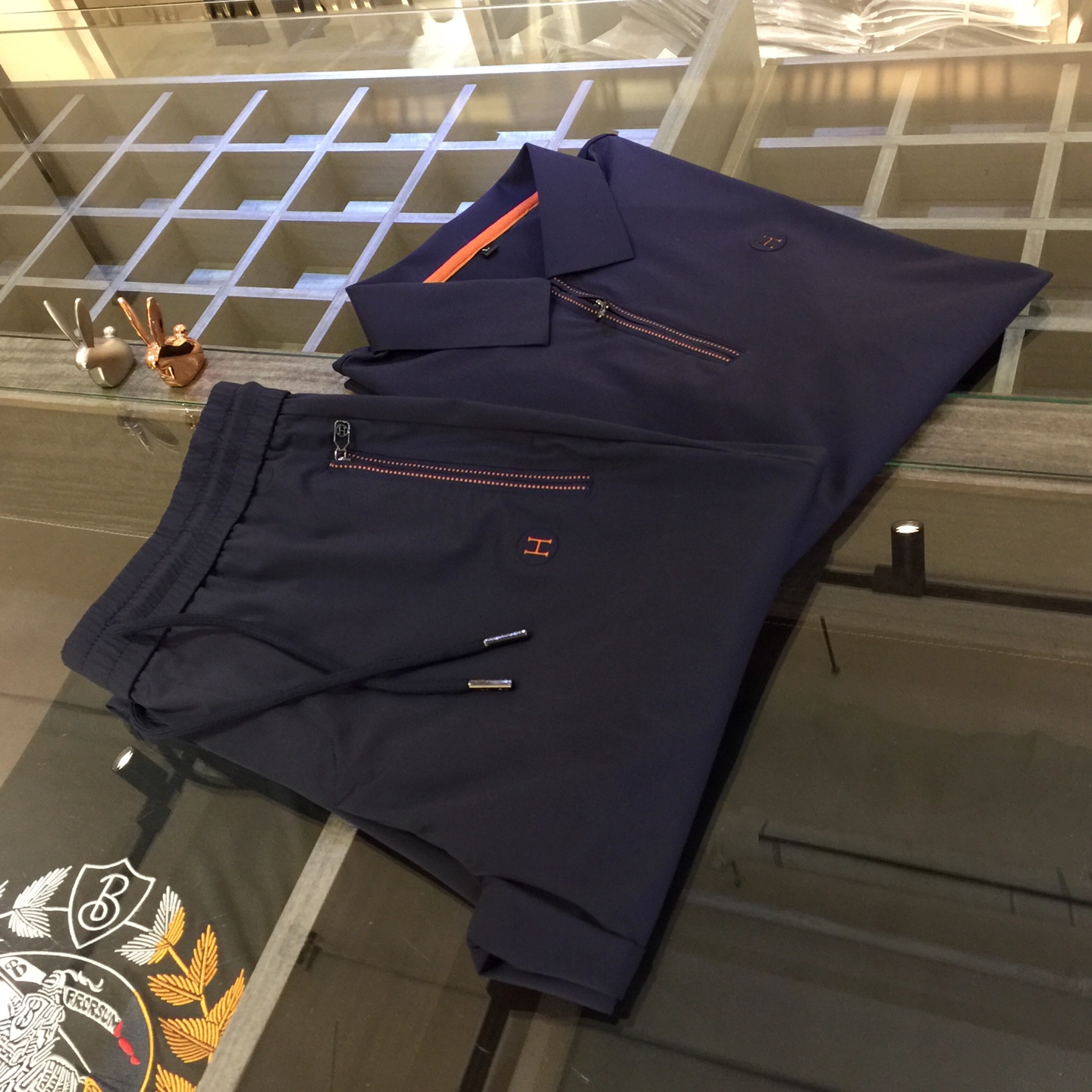 NO:130805,/Set Details of tops H Family Fat Brother Gospel New Summer Style is on sale. Classic simple style set, private channels are leaked, foreign trade company orders, domestic first-tier OEM factory produced, luxurious classic design, urban life, first-class quality!  A simple lapel boundless craft casual sports suit, handsome and personalized, simple and generous style design, bold and innovative design that breaks through the conventional style, still continues the popular ice silk fabric. It has good elasticity, tender and smooth feel, breathable, and comfortable. It is visually enough to instantly defeat those mediocre sports suits. Slim fit style, sports and leisure entertainment, are competent!  Black/dark blue/gray green!  Size M~4XL (model/125 catties wear M), alexander wang19860909/套 上衣细节图H家胖哥哥福音夏季新款发售.经典简约款套装,私密渠道流出,外贸公司订单,国内一线代工厂出品,奢华经典设计,都市生活,品质一流！简约的一款翻领无边工艺休闲运动套装 有帅有个性 简洁大方的版型设计,突破常规的大胆创新设计,依然延续了热门的冰丝面料 弹力好,手感嫩滑 透气,舒服为主 在视觉上已经足以秒杀那些平庸的运动套装 修身版型,运动休闲娱乐,均可胜任！黑色/深蓝色/灰绿色！尺码M～4XL（模特/125斤穿M）,,alexander wang,Men's clothing