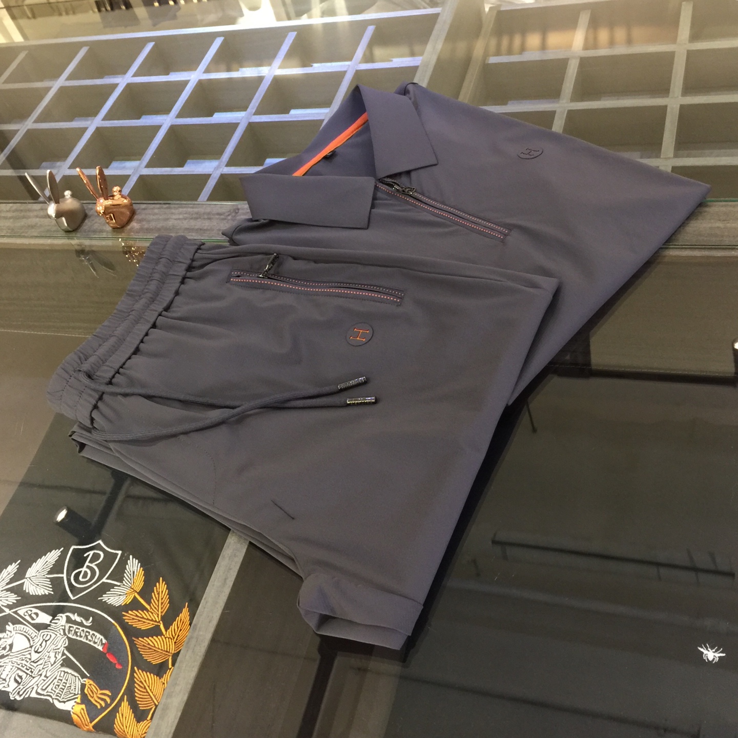 NO:130807,/Set Details of tops H Family Fat Brother Gospel New Summer Style is on sale. Classic simple style set, private channels are leaked, foreign trade company orders, domestic first-tier OEM factory produced, luxurious classic design, urban life, first-class quality!  A simple lapel boundless craft casual sports suit, handsome and personalized, simple and generous style design, bold and innovative design that breaks through the conventional style, still continues the popular ice silk fabric. It has good elasticity, tender and smooth feel, breathable, and comfortable. It is visually enough to instantly defeat those mediocre sports suits. Slim fit style, sports and leisure entertainment, are competent!  Black/dark blue/gray green!  Size M~4XL (model/125 catties wear M), alexander wang19860909/套 上衣细节图H家胖哥哥福音夏季新款发售.经典简约款套装,私密渠道流出,外贸公司订单,国内一线代工厂出品,奢华经典设计,都市生活,品质一流！简约的一款翻领无边工艺休闲运动套装 有帅有个性 简洁大方的版型设计,突破常规的大胆创新设计,依然延续了热门的冰丝面料 弹力好,手感嫩滑 透气,舒服为主 在视觉上已经足以秒杀那些平庸的运动套装 修身版型,运动休闲娱乐,均可胜任！黑色/深蓝色/灰绿色！尺码M～4XL（模特/125斤穿M）,,alexander wang,Men's clothing