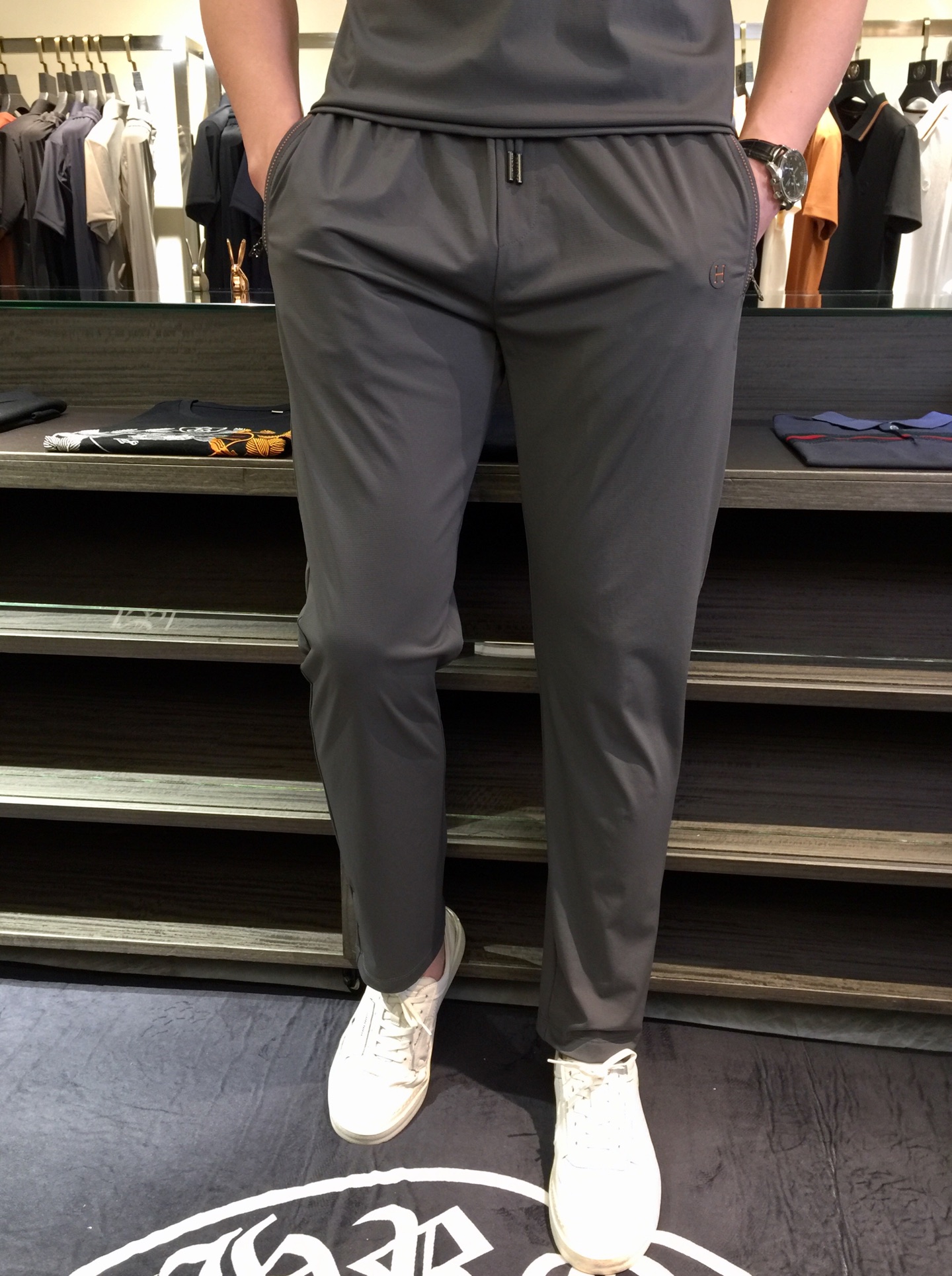 NO:130804,/Set Details of pants H Family Fat Brother Gospel New Summer Style is on sale. Classic simple style set, private channels are leaked, foreign trade company orders, domestic first-tier OEM factory produced, luxurious classic design, urban life, first-class quality!  A simple lapel boundless craft casual sports suit, handsome and personalized, simple and generous style design, bold and innovative design that breaks through the conventional style, still continues the popular ice silk fabric. It has good elasticity, tender and smooth feel, breathable, and comfortable. It is visually enough to instantly defeat those mediocre sports suits. Slim fit style, sports and leisure entertainment, are competent!  Black/dark blue/gray green!  Size M~4XL (model/125 catties wear M), alexander wang19860909/套 裤子细节图H家胖哥哥福音夏季新款发售.经典简约款套装,私密渠道流出,外贸公司订单,国内一线代工厂出品,奢华经典设计,都市生活,品质一流！简约的一款翻领无边工艺休闲运动套装 有帅有个性 简洁大方的版型设计,突破常规的大胆创新设计,依然延续了热门的冰丝面料 弹力好,手感嫩滑 透气,舒服为主 在视觉上已经足以秒杀那些平庸的运动套装 修身版型,运动休闲娱乐,均可胜任！黑色/深蓝色/灰绿色！尺码M～4XL（模特/125斤穿M）,,alexander wang,Men's clothing