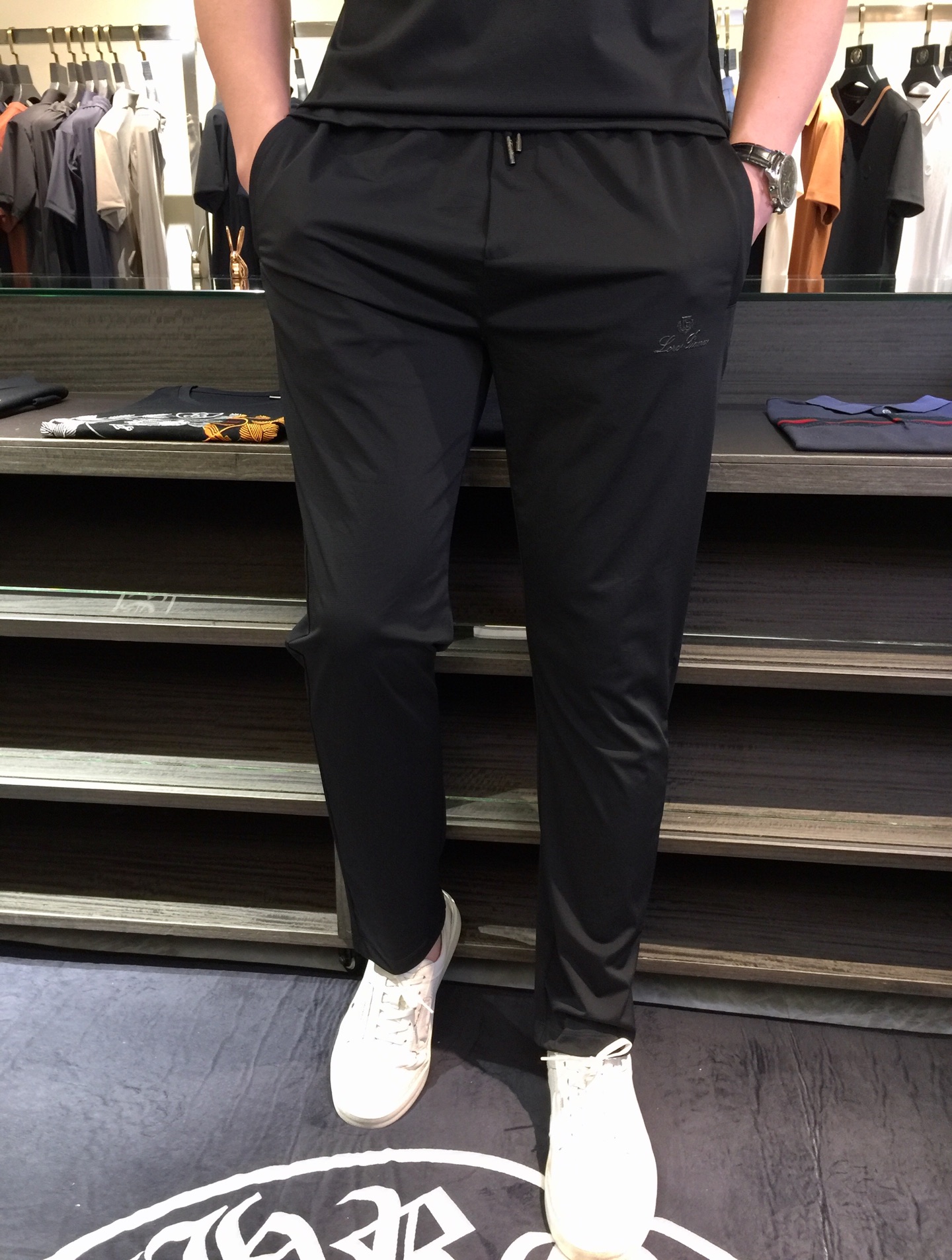 NO:130809,/Set details of pants LP Fat Brother Gospel Summer new model is on sale. Classic simple style set, private channels are leaked, foreign trade company orders, domestic first-tier OEM factories, luxury classic design, urban life, first-class quality!  A simple lapel boundless craft casual sports suit, handsome and personalized, simple and generous style design, bold and innovative design that breaks through the conventional style, still continues the popular ice silk fabric. It has good elasticity, tender and smooth feel, breathable, and comfortable. It is visually enough to instantly defeat those mediocre sports suits. Slim fit style, sports and leisure entertainment, are competent!  Black/dark blue!  Size M~4XL (model/125 catties wear M), loro piana, alexander wang19860909/套 裤子细节图LP家胖哥哥福音夏季新款发售.经典简约款套装,私密渠道流出,外贸公司订单,国内一线代工厂出品,奢华经典设计,都市生活,品质一流！简约的一款翻领无边工艺休闲运动套装 有帅有个性 简洁大方的版型设计,突破常规的大胆创新设计,依然延续了热门的冰丝面料 弹力好,手感嫩滑 透气,舒服为主 在视觉上已经足以秒杀那些平庸的运动套装 修身版型,运动休闲娱乐,均可胜任！黑色/深蓝色！尺码M～4XL（模特/125斤穿M）,,loro piana,alexander wang,Men's clothing