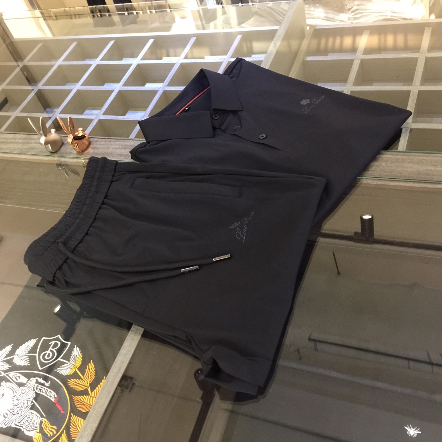 NO:130811,/Set Top details picture LP Fat Brother Gospel New Summer Style is on sale. Classic simple style set, private channels are leaked, foreign trade company orders, domestic first-tier OEM factory produced, luxurious classic design, urban life, first-class quality!  A simple lapel boundless craft casual sports suit, handsome and personalized, simple and generous style design, bold and innovative design that breaks through the conventional style, still continues the popular ice silk fabric. It has good elasticity, tender and smooth feel, breathable, and comfortable. It is visually enough to instantly defeat those mediocre sports suits. Slim fit style, sports and leisure entertainment, are competent!  Black/dark blue!  Size M~4XL (model/125 catties wear M), loro piana, alexander wang19860909/套 上衣细节图LP家胖哥哥福音夏季新款发售.经典简约款套装,私密渠道流出,外贸公司订单,国内一线代工厂出品,奢华经典设计,都市生活,品质一流！简约的一款翻领无边工艺休闲运动套装 有帅有个性 简洁大方的版型设计,突破常规的大胆创新设计,依然延续了热门的冰丝面料 弹力好,手感嫩滑 透气,舒服为主 在视觉上已经足以秒杀那些平庸的运动套装 修身版型,运动休闲娱乐,均可胜任！黑色/深蓝色！尺码M～4XL（模特/125斤穿M）,,loro piana,alexander wang,Men's clothing