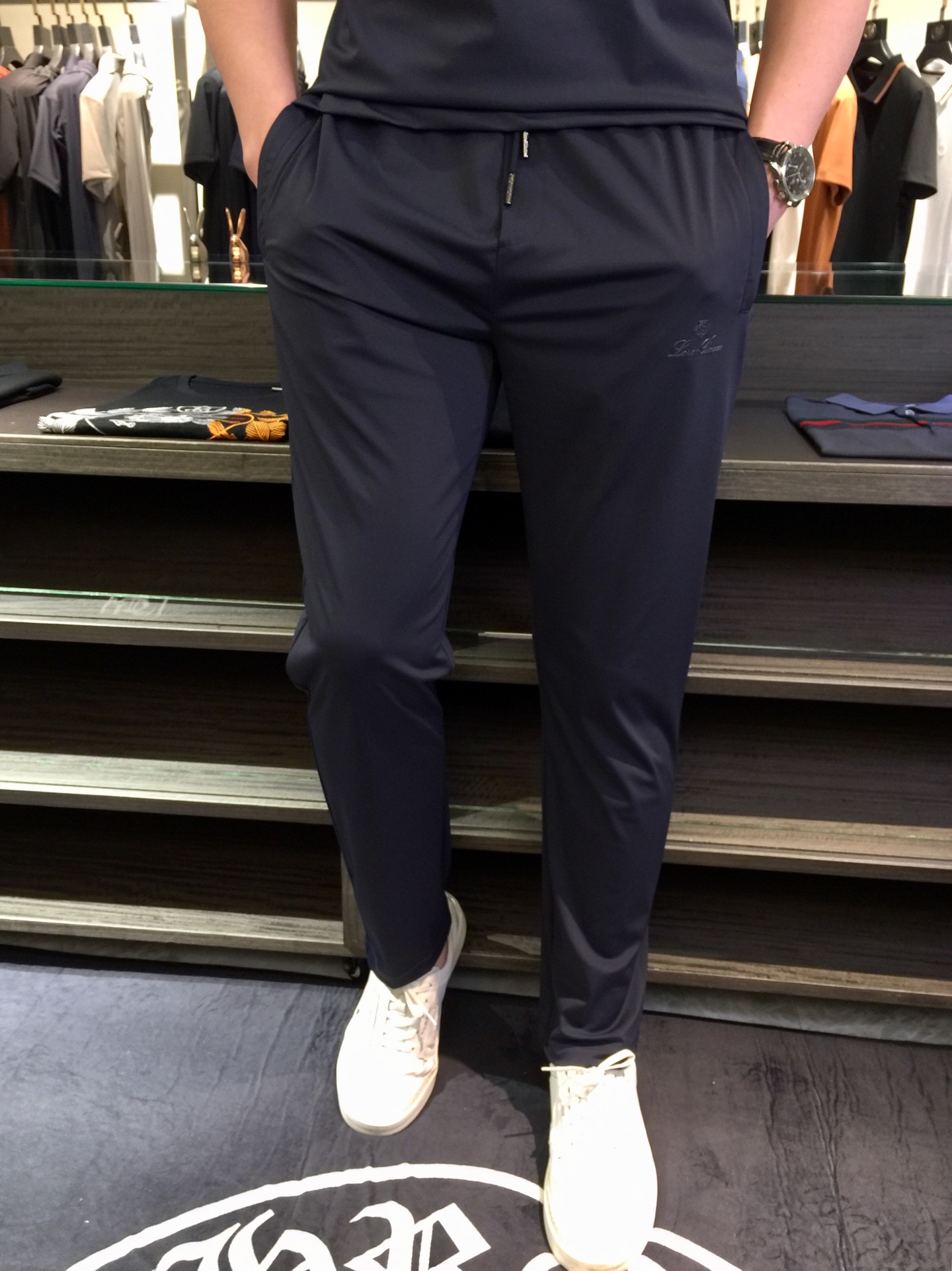 NO:130813,/Set details of pants LP Fat Brother Gospel Summer new model is on sale. Classic simple style set, private channels are leaked, foreign trade company orders, domestic first-tier OEM factories, luxury classic design, urban life, first-class quality!  A simple lapel boundless craft casual sports suit, handsome and personalized, simple and generous style design, bold and innovative design that breaks through the conventional style, still continues the popular ice silk fabric. It has good elasticity, tender and smooth feel, breathable, and comfortable. It is visually enough to instantly defeat those mediocre sports suits. Slim fit style, sports and leisure entertainment, are competent!  Black/dark blue!  Size M~4XL (model/125 catties wear M), loro piana, alexander wang19860909/套 裤子细节图LP家胖哥哥福音夏季新款发售.经典简约款套装,私密渠道流出,外贸公司订单,国内一线代工厂出品,奢华经典设计,都市生活,品质一流！简约的一款翻领无边工艺休闲运动套装 有帅有个性 简洁大方的版型设计,突破常规的大胆创新设计,依然延续了热门的冰丝面料 弹力好,手感嫩滑 透气,舒服为主 在视觉上已经足以秒杀那些平庸的运动套装 修身版型,运动休闲娱乐,均可胜任！黑色/深蓝色！尺码M～4XL（模特/125斤穿M）,,loro piana,alexander wang,Men's clothing