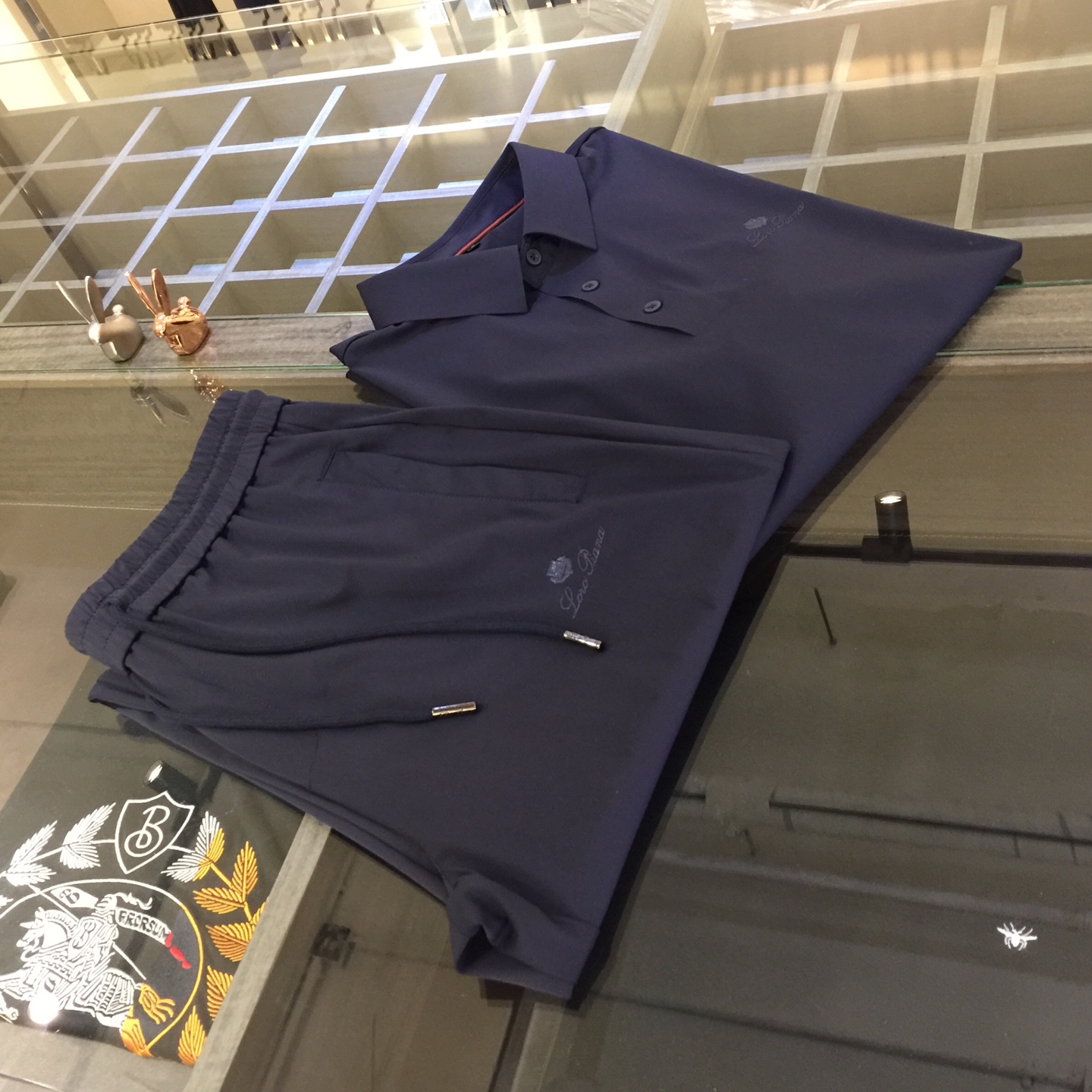 NO:130815,/Set Top details picture LP Fat Brother Gospel New Summer Style is on sale. Classic simple style set, private channels are leaked, foreign trade company orders, domestic first-tier OEM factory produced, luxurious classic design, urban life, first-class quality!  A simple lapel boundless craft casual sports suit, handsome and personalized, simple and generous style design, bold and innovative design that breaks through the conventional style, still continues the popular ice silk fabric. It has good elasticity, tender and smooth feel, breathable, and comfortable. It is visually enough to instantly defeat those mediocre sports suits. Slim fit style, sports and leisure entertainment, are competent!  Black/dark blue!  Size M~4XL (model/125 catties wear M), loro piana, alexander wang19860909/套 上衣细节图LP家胖哥哥福音夏季新款发售.经典简约款套装,私密渠道流出,外贸公司订单,国内一线代工厂出品,奢华经典设计,都市生活,品质一流！简约的一款翻领无边工艺休闲运动套装 有帅有个性 简洁大方的版型设计,突破常规的大胆创新设计,依然延续了热门的冰丝面料 弹力好,手感嫩滑 透气,舒服为主 在视觉上已经足以秒杀那些平庸的运动套装 修身版型,运动休闲娱乐,均可胜任！黑色/深蓝色！尺码M～4XL（模特/125斤穿M）,,loro piana,alexander wang,Men's clothing