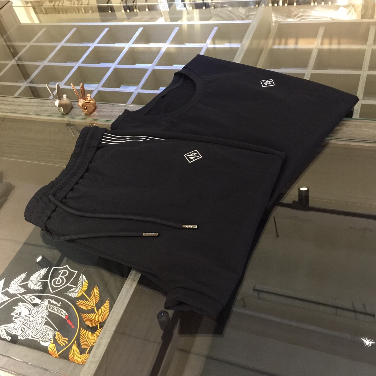 NO:130819,/Set Details of tops A Fat Brother Gospel New Summer Style is on sale. Classic simple style set, private channels are leaked, foreign trade company orders, domestic first-tier OEM factories, luxury classic design, urban life, first-class quality!  A simple lapel boundless craft casual sports suit, handsome and personalized, simple and generous style design, bold and innovative design that breaks through the conventional style, still continues the popular ice silk fabric. It has good elasticity, tender and smooth feel, breathable, and comfortable. It is visually enough to instantly defeat those mediocre sports suits. Slim fit style, sports and leisure entertainment, are competent!  Black/Gray!  Size M~4XL (model/125 catties wear M), alexander wang19860909/套 上衣细节图A家胖哥哥福音夏季新款发售.经典简约款套装,私密渠道流出,外贸公司订单,国内一线代工厂出品,奢华经典设计,都市生活,品质一流！简约的一款翻领无边工艺休闲运动套装 有帅有个性 简洁大方的版型设计,突破常规的大胆创新设计,依然延续了热门的冰丝面料 弹力好,手感嫩滑 透气,舒服为主 在视觉上已经足以秒杀那些平庸的运动套装 修身版型,运动休闲娱乐,均可胜任！黑色/灰色！尺码M～4XL（模特/125斤穿M）,,alexander wang,Men's clothing