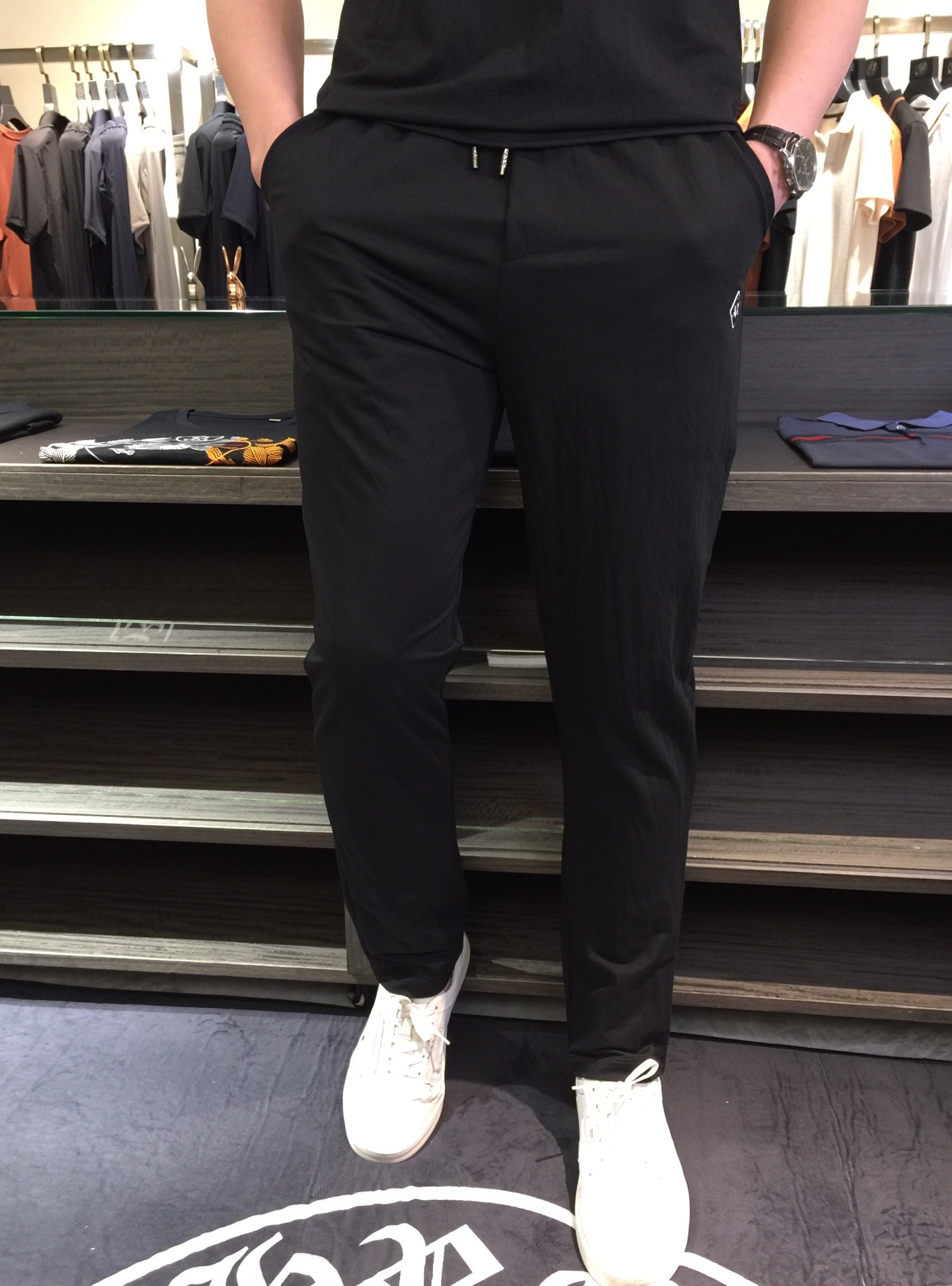 NO:130817,/Set Details of pants A Fat Brother Gospel New Summer Style is on sale. Classic simple style set, private channels are leaked, foreign trade company orders, domestic first-tier OEM factories, luxury classic design, urban life, first-class quality!  A simple lapel boundless craft casual sports suit, handsome and personalized, simple and generous style design, bold and innovative design that breaks through the conventional style, still continues the popular ice silk fabric. It has good elasticity, tender and smooth feel, breathable, and comfortable. It is visually enough to instantly defeat those mediocre sports suits. Slim fit style, sports and leisure entertainment, are competent!  Black/Gray!  Size M~4XL (model/125 catties wear M), alexander wang19860909/套 裤子细节图A家胖哥哥福音夏季新款发售.经典简约款套装,私密渠道流出,外贸公司订单,国内一线代工厂出品,奢华经典设计,都市生活,品质一流！简约的一款翻领无边工艺休闲运动套装 有帅有个性 简洁大方的版型设计,突破常规的大胆创新设计,依然延续了热门的冰丝面料 弹力好,手感嫩滑 透气,舒服为主 在视觉上已经足以秒杀那些平庸的运动套装 修身版型,运动休闲娱乐,均可胜任！黑色/灰色！尺码M～4XL（模特/125斤穿M）,,alexander wang,Men's clothing