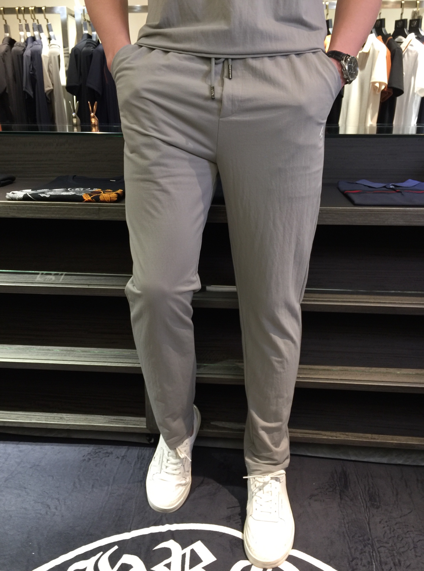 NO:130821,/Set Details of pants A Fat Brother Gospel New Summer Style is on sale. Classic simple style set, private channels are leaked, foreign trade company orders, domestic first-tier OEM factories, luxury classic design, urban life, first-class quality!  A simple lapel boundless craft casual sports suit, handsome and personalized, simple and generous style design, bold and innovative design that breaks through the conventional style, still continues the popular ice silk fabric. It has good elasticity, tender and smooth feel, breathable, and comfortable. It is visually enough to instantly defeat those mediocre sports suits. Slim fit style, sports and leisure entertainment, are competent!  Black/Gray!  Size M~4XL (model/125 catties wear M), alexander wang19860909/套 裤子细节图A家胖哥哥福音夏季新款发售.经典简约款套装,私密渠道流出,外贸公司订单,国内一线代工厂出品,奢华经典设计,都市生活,品质一流！简约的一款翻领无边工艺休闲运动套装 有帅有个性 简洁大方的版型设计,突破常规的大胆创新设计,依然延续了热门的冰丝面料 弹力好,手感嫩滑 透气,舒服为主 在视觉上已经足以秒杀那些平庸的运动套装 修身版型,运动休闲娱乐,均可胜任！黑色/灰色！尺码M～4XL（模特/125斤穿M）,,alexander wang,Men's clothing