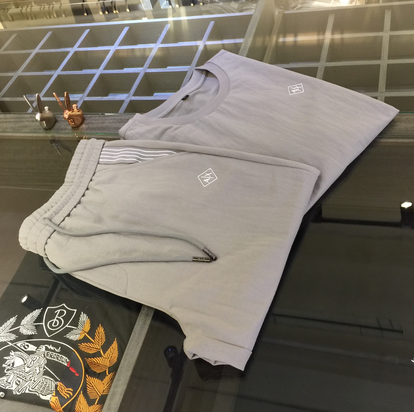 NO:130823,/Set Details of tops A Fat Brother Gospel New Summer Style is on sale. Classic simple style set, private channels are leaked, foreign trade company orders, domestic first-tier OEM factories, luxury classic design, urban life, first-class quality!  A simple lapel boundless craft casual sports suit, handsome and personalized, simple and generous style design, bold and innovative design that breaks through the conventional style, still continues the popular ice silk fabric. It has good elasticity, tender and smooth feel, breathable, and comfortable. It is visually enough to instantly defeat those mediocre sports suits. Slim fit style, sports and leisure entertainment, are competent!  Black/Gray!  Size M~4XL (model/125 catties wear M), alexander wang19860909/套 上衣细节图A家胖哥哥福音夏季新款发售.经典简约款套装,私密渠道流出,外贸公司订单,国内一线代工厂出品,奢华经典设计,都市生活,品质一流！简约的一款翻领无边工艺休闲运动套装 有帅有个性 简洁大方的版型设计,突破常规的大胆创新设计,依然延续了热门的冰丝面料 弹力好,手感嫩滑 透气,舒服为主 在视觉上已经足以秒杀那些平庸的运动套装 修身版型,运动休闲娱乐,均可胜任！黑色/灰色！尺码M～4XL（模特/125斤穿M）,,alexander wang,Men's clothing