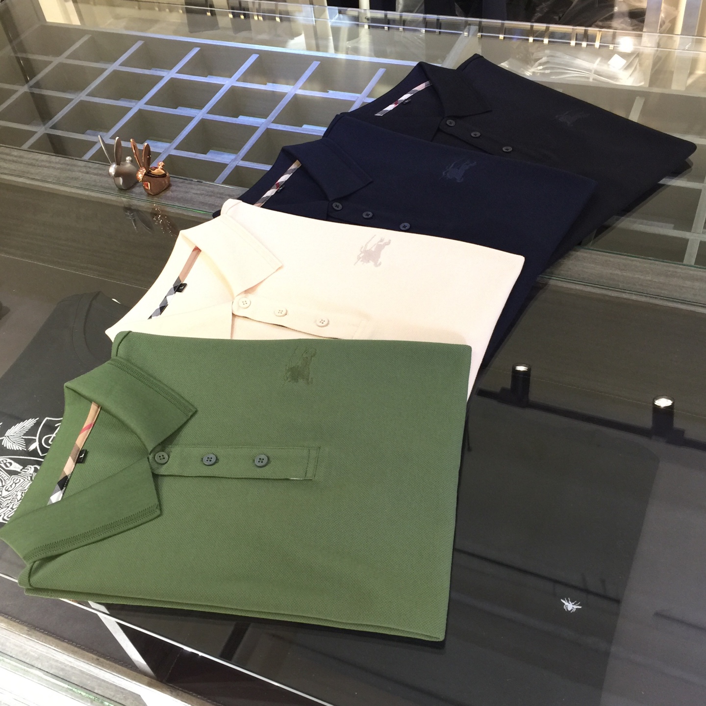 NO:132465,The latest series of Fat Brother B’s Gospel 1970AW, versatile commuting to work, elegant design, a must-have for business elites, using Gaoke heavy mercerized cotton fabric, Wen Ru soft, delicate and soft, the upper body is naturally comfortable, lapel business casual slim fit, chest brand logo embroidery design!  Plaid plaid on the placket!  You can wear it in business or casual!  It highlights the overall styling and body-slimming feeling. The overall craftsmanship line is really impeccable. This kind of lapel fashion adds points to urban fashion people and has a more gentlemanly charm!  Black/dark blue/bee/green!  Size M～4XL (model/catties wear M), alexander wang19860909B家胖哥哥福音1970AW最新系列 上班通勤百搭 富于优雅的设计感 商务精英必备 采用高克重丝光棉面料 温儒柔软 细腻柔软 上身自然是舒适 翻领商务休闲修身款 胸前品牌Logo刺绣设计！门襟处格纹拼接！无论是商务还是休闲时候都可穿搭！非常的凸显整体的造型感以及修身上身感 整体的工艺车线真的是无可挑剔的 这样的一款翻领时装 无不为都市时尚人士加分 更加的绅士韵味十足范！黑色/深蓝色/米色/绿色！尺码M～4XL（模特/斤穿M）,,alexander wang,Men's clothing